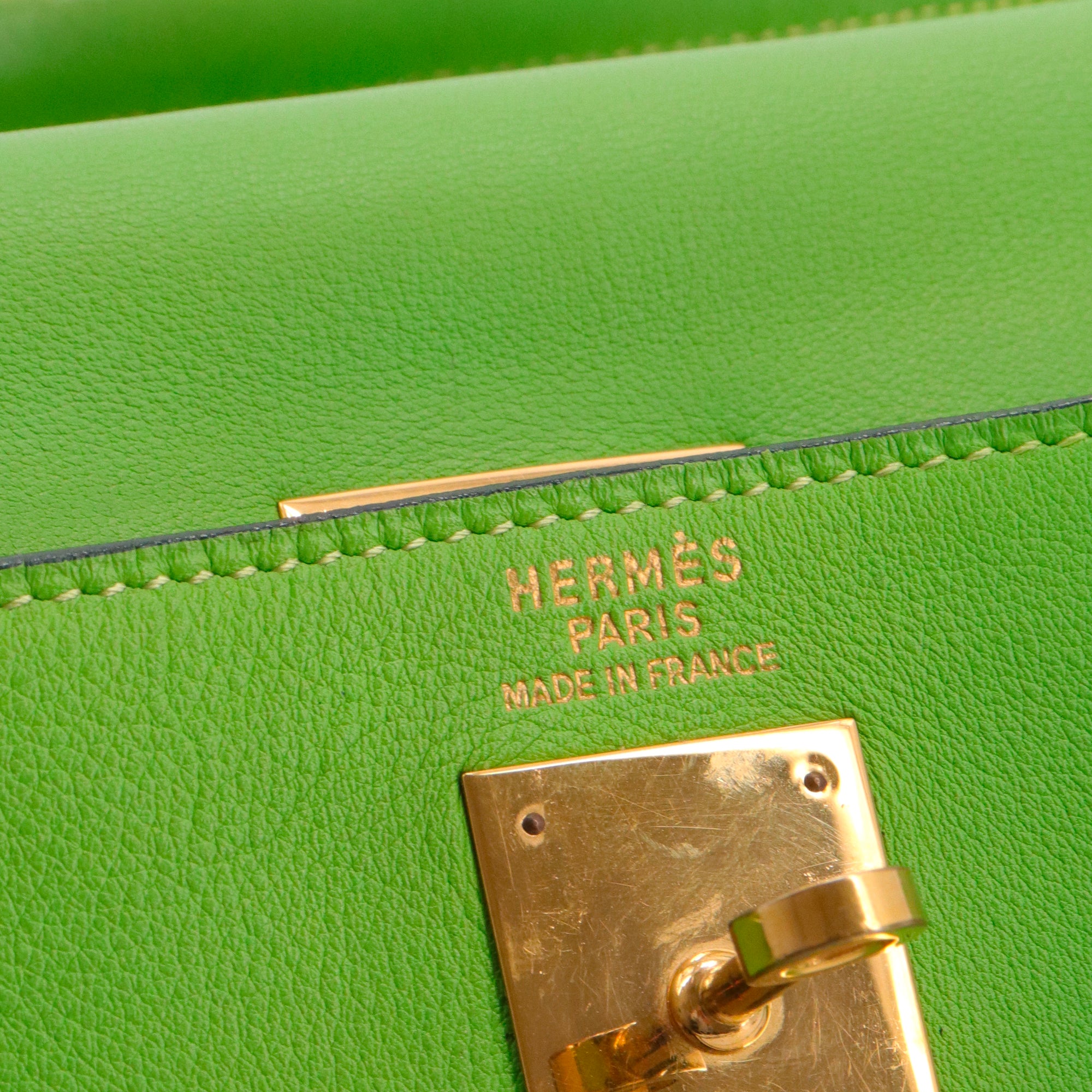 HERMÈS - Sac à main Kelly 35 Hermès en cuir swift vert grany