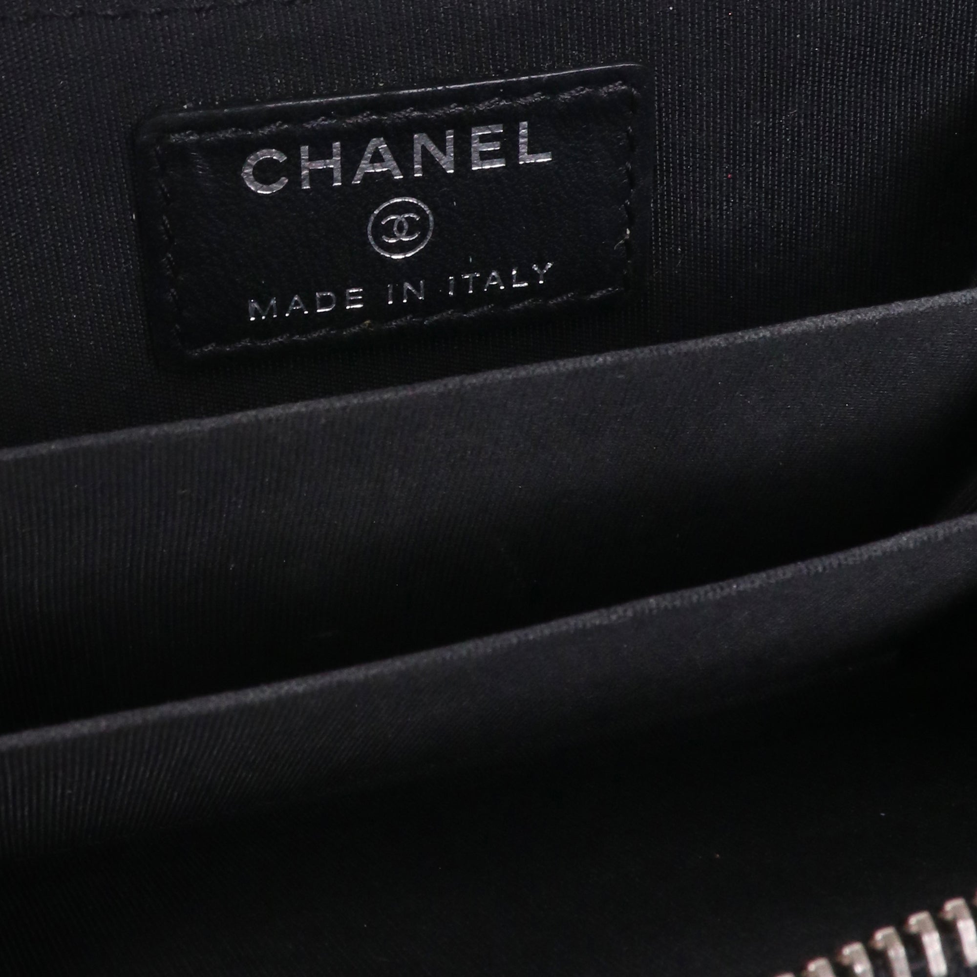 CHANEL - Portefeuille zippé Chanel en cuir chevron noir
