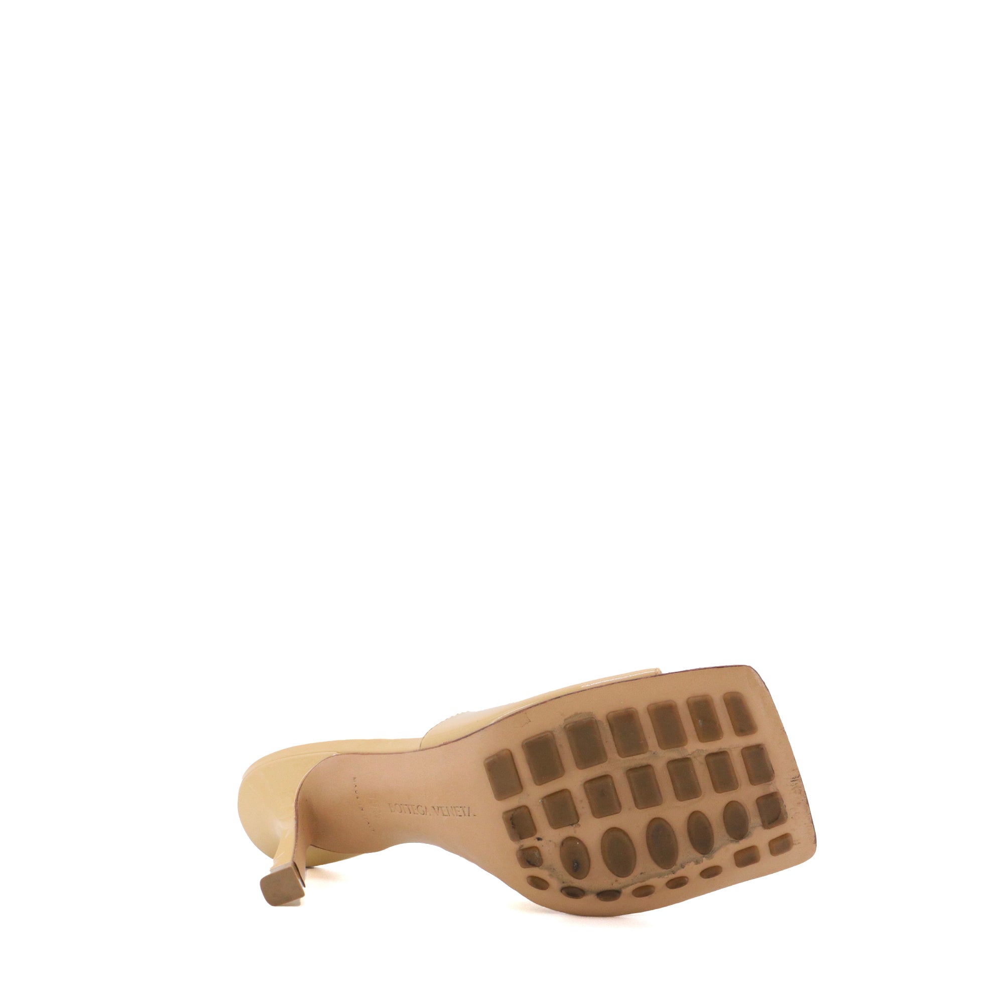 BOTTEGA VENETA - Mules à talon Bottega Veneta en cuir verni beige (T35.5)