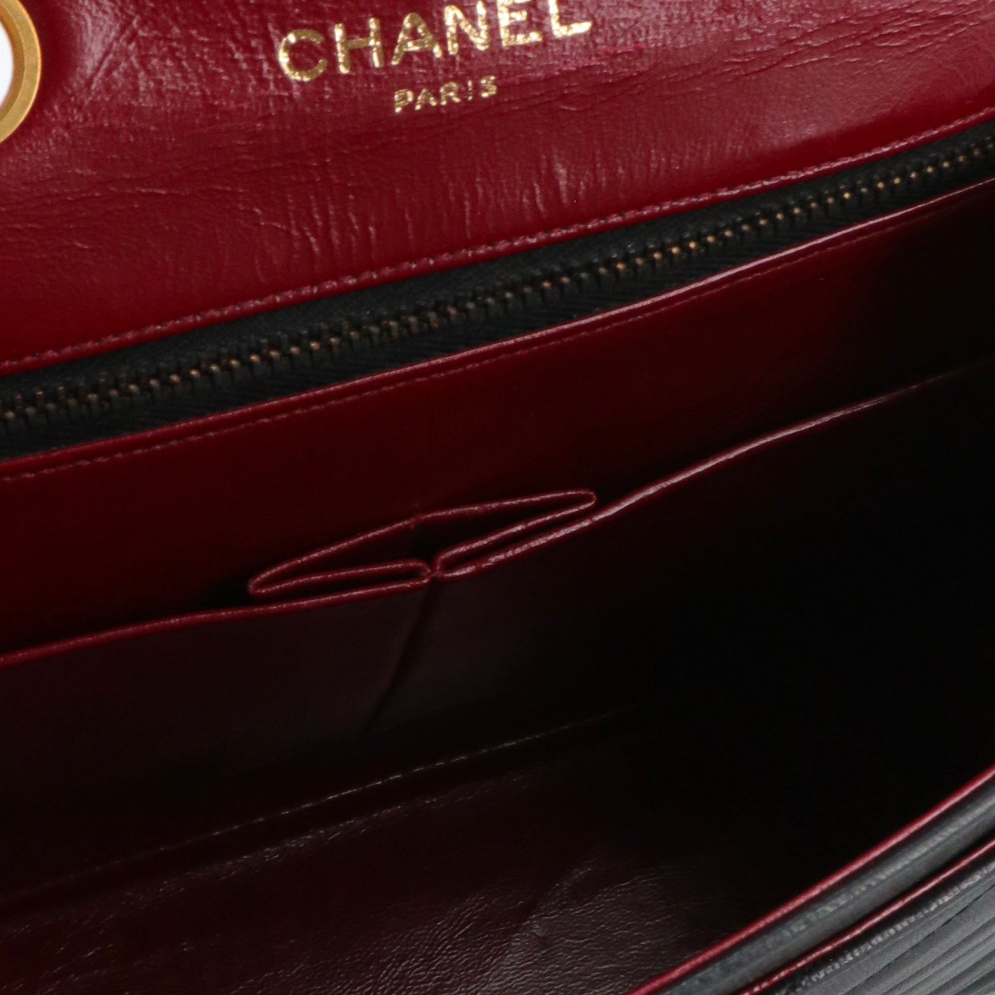 CHANEL - Sac à main Chanel en cuir chevron lisse noir vintage