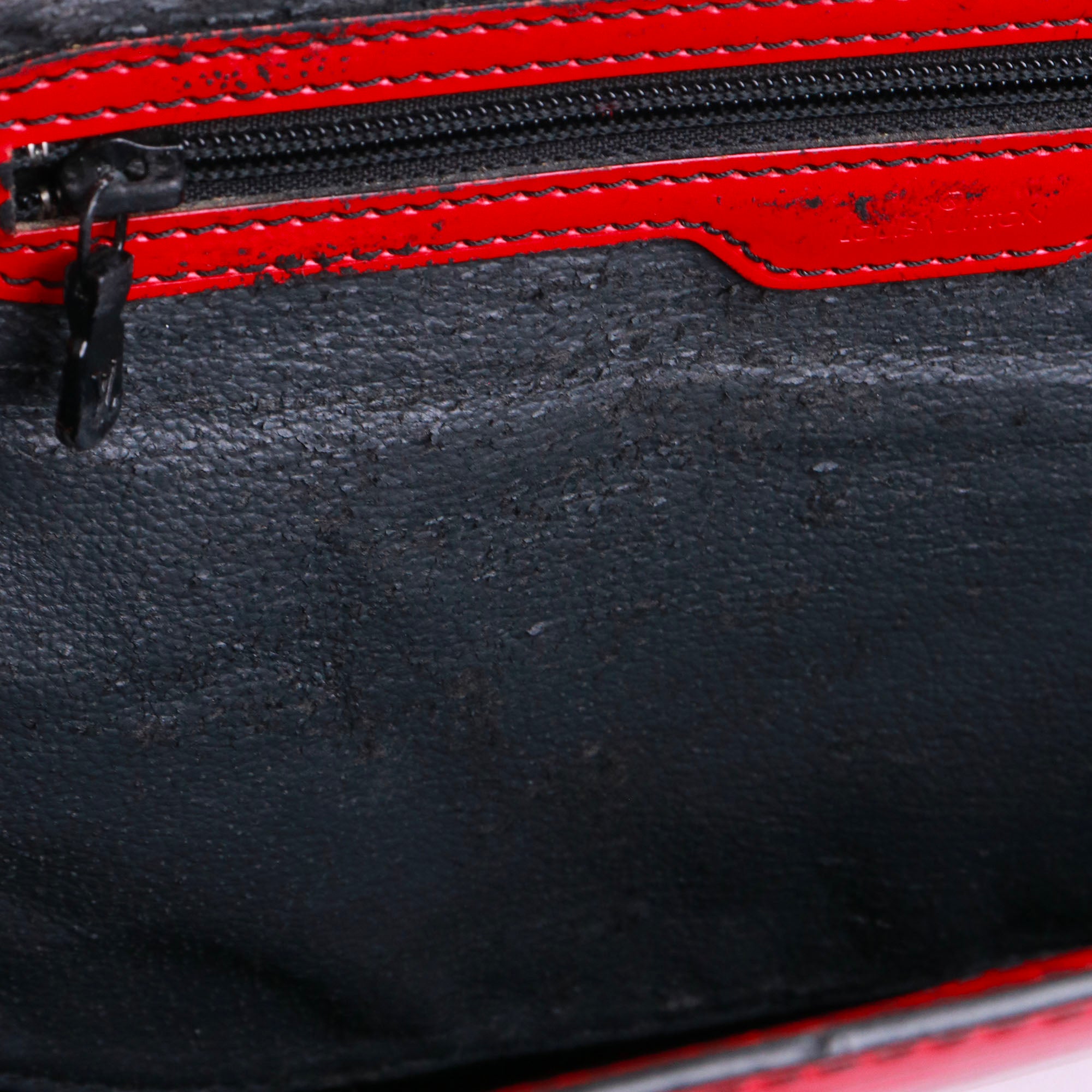 LOUIS VUITTON - Sac cabas plat GM Louis Vuitton en cuir épi rouge