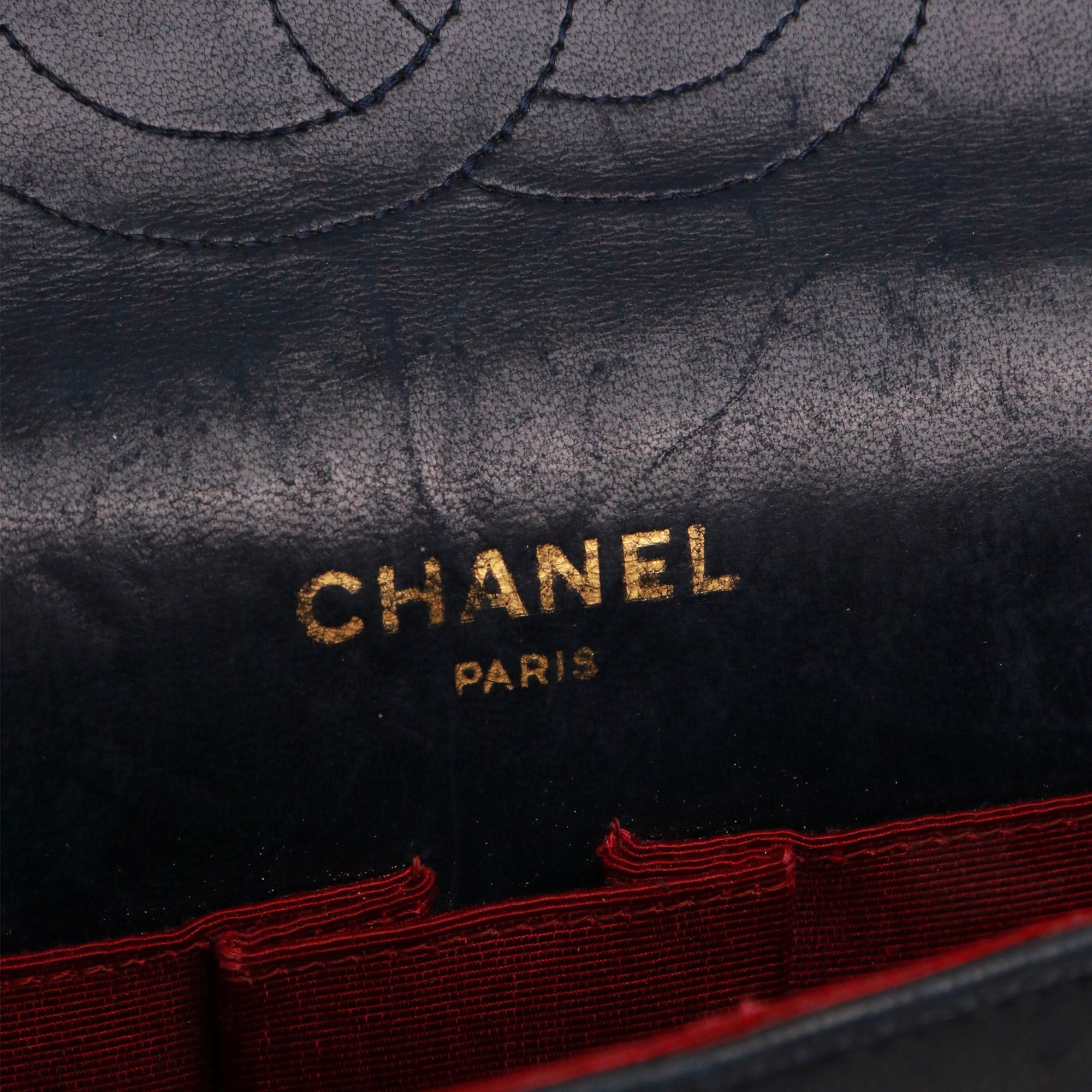 CHANEL - Sac à main Timeless 25 double flap en cuir matelassé noir vintage