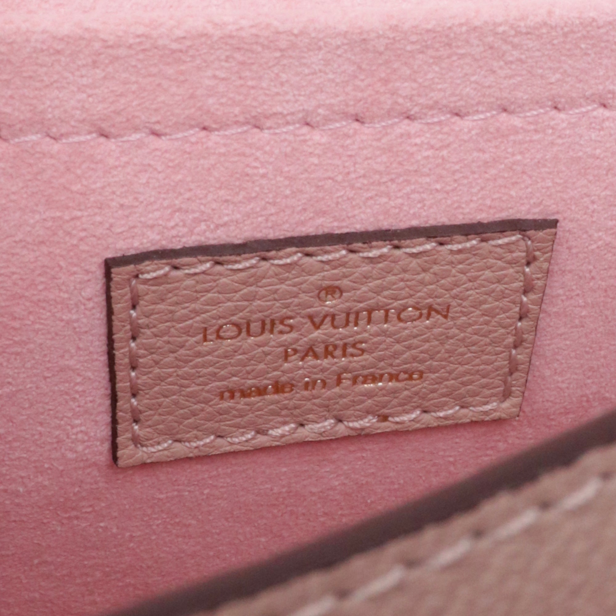 LOUIS VUITTON - Sac à bandoulière Mylockme BB Louis Vuitton en cuir grainé nude