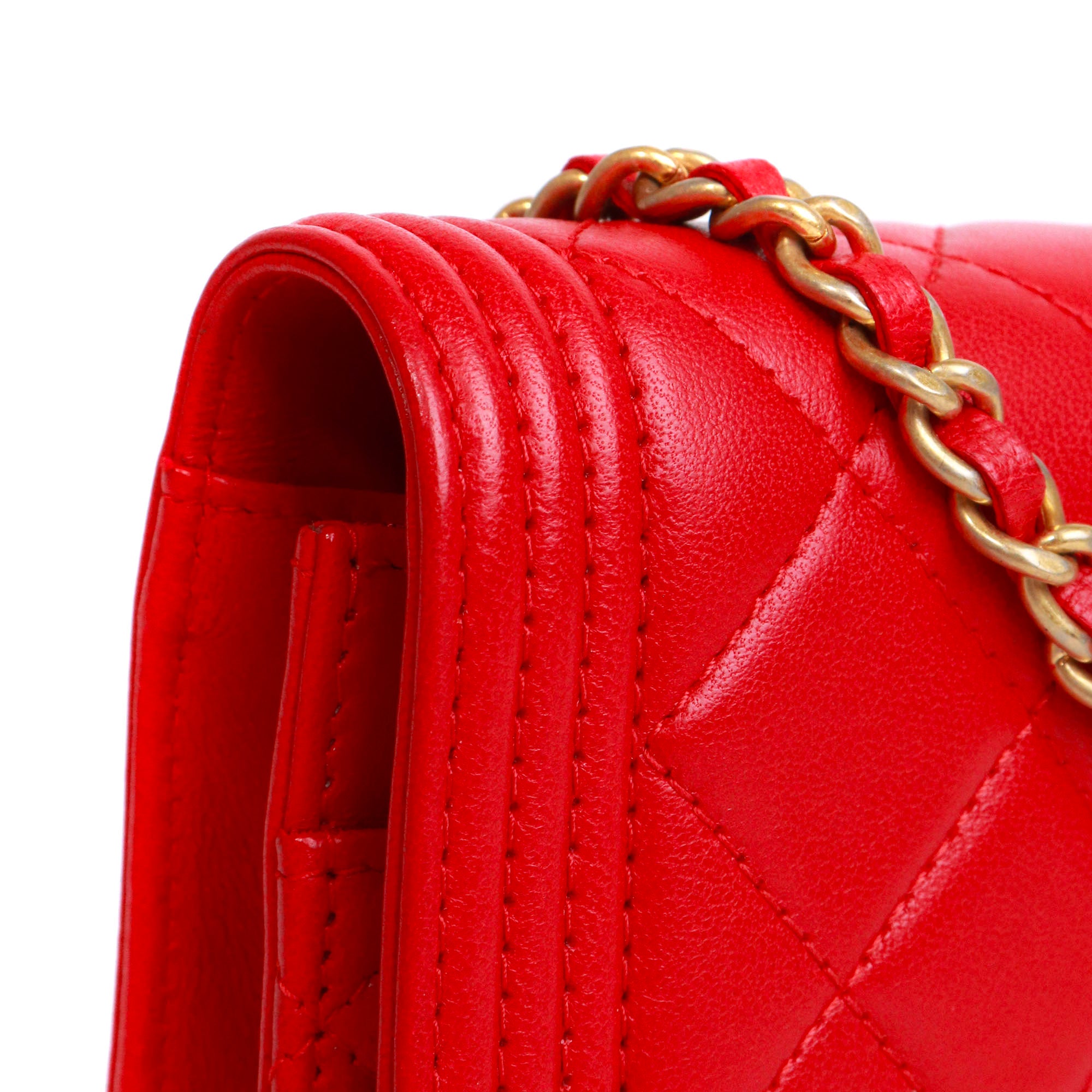 CHANEL - Sac à bandoulière Wallet On Chain Boy Chanel en cuir lisse rouge