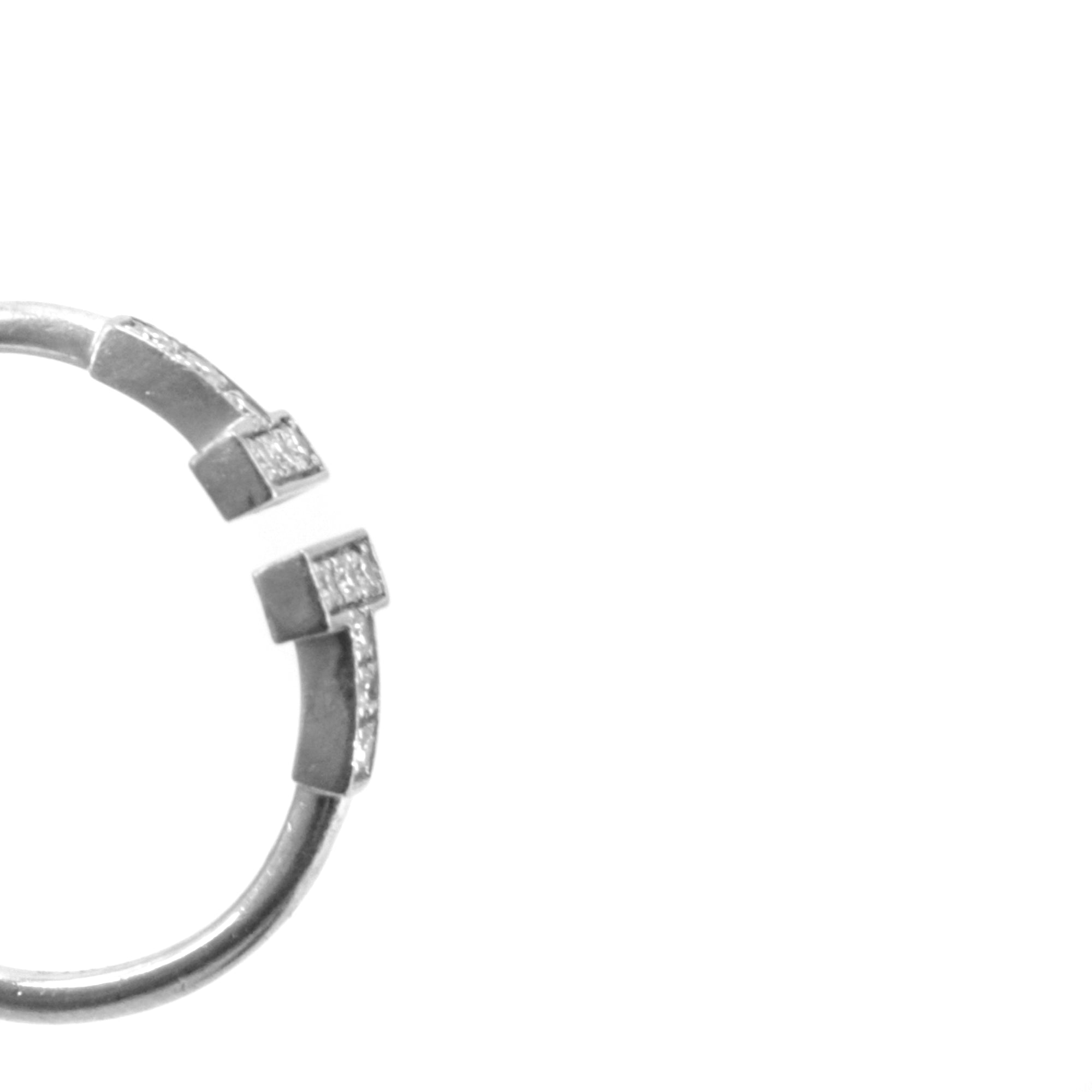 TIFFANY & CO - Bague Wire Tiffany & Co en or blanc orné de diamants (T55)