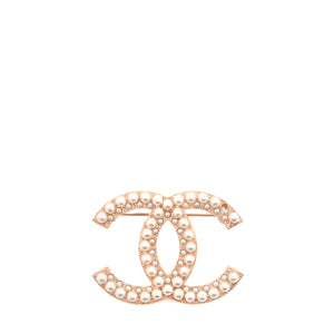 CHANEL - Broche CC dorée en perles