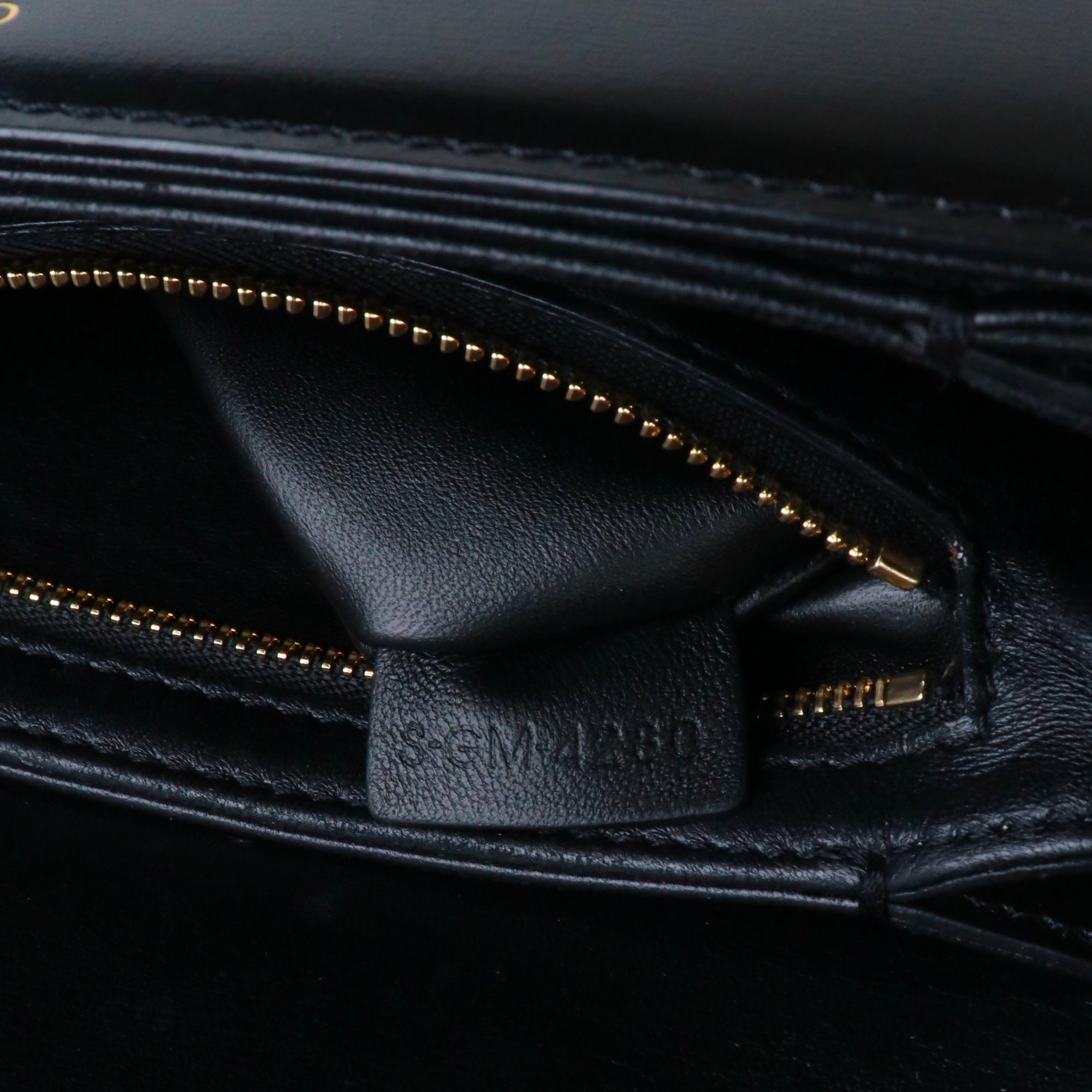 CELINE - Sac à bandoulière Triomphe teen Celine en cuir box noir