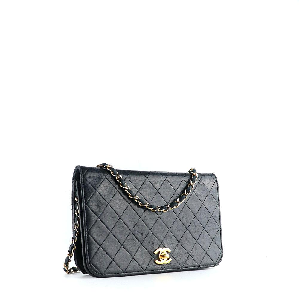 CHANEL - Sac à rabat vintage en cuir matelassé noir