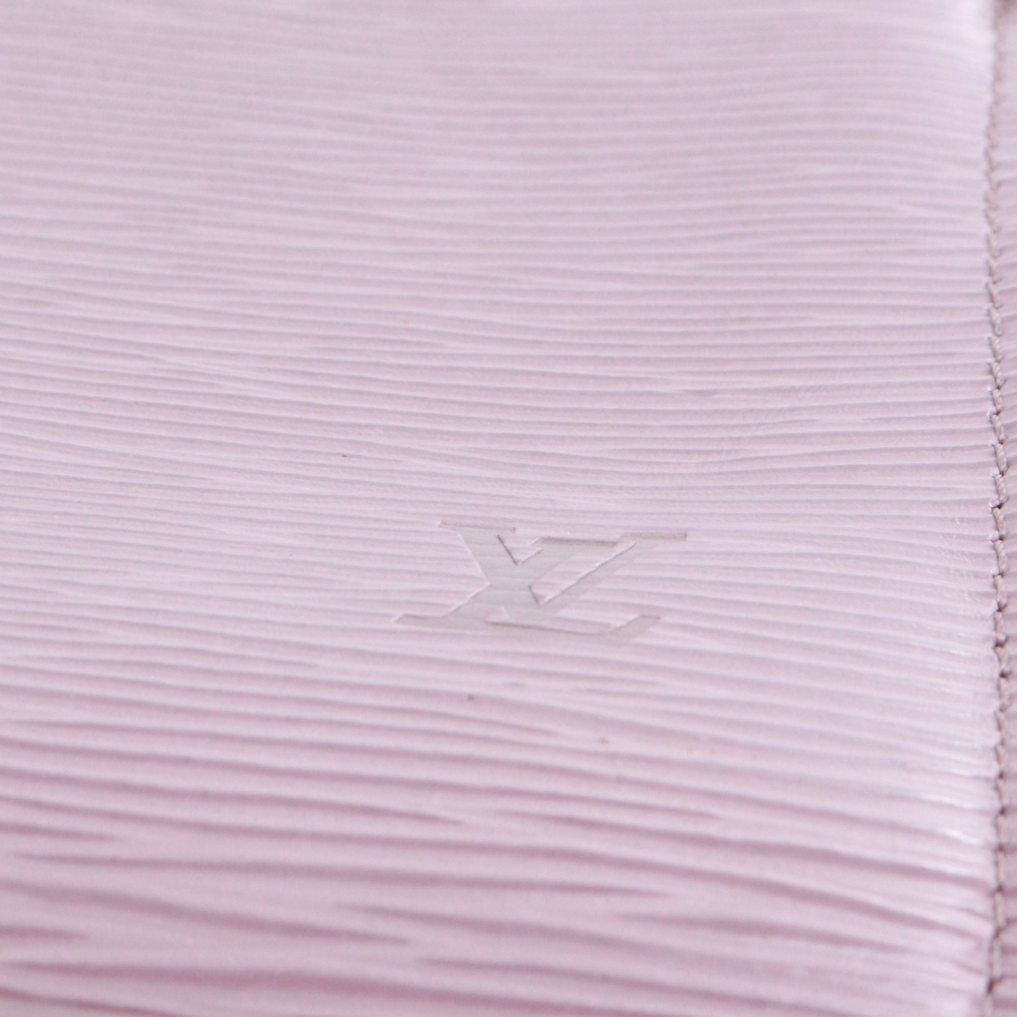 LOUIS VUITTON - Sac Pochette Accessoire Louis Vuitton en cuir épi mauve vintage