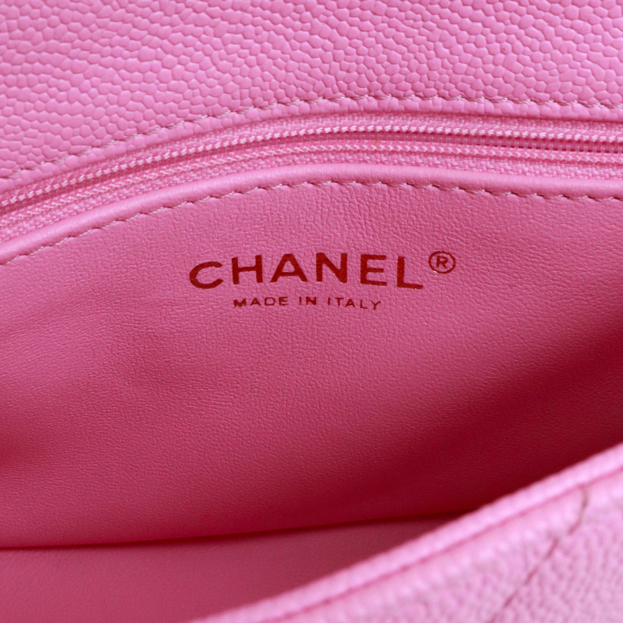 CHANEL - Sac à bandoulière Timeless/Classique Heart Crush en cuir caviar rose