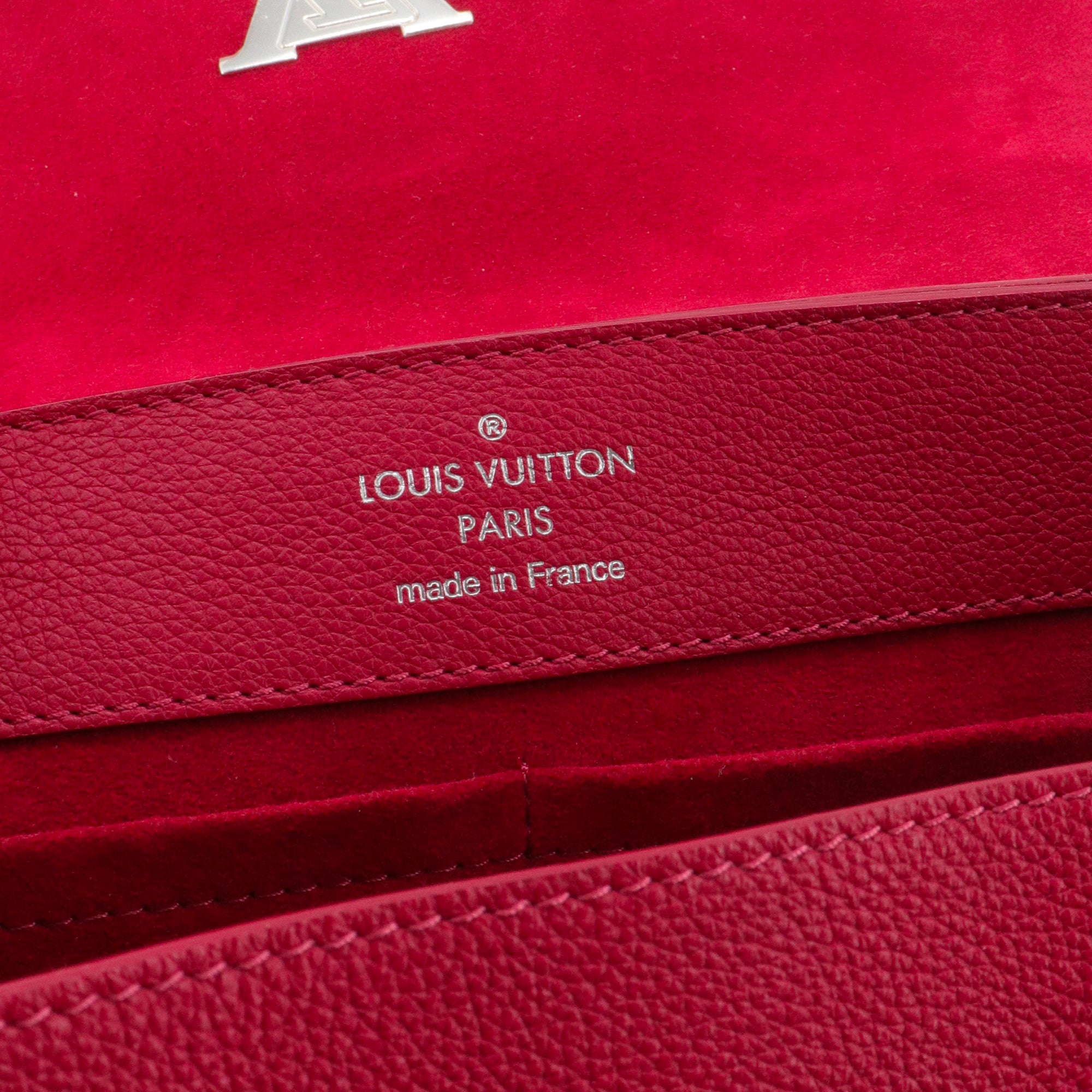 LOUIS VUITTON - Sac à bandoulière LockMe Ever MM Louis Vuitton en cuir grainé bordeaux et crème