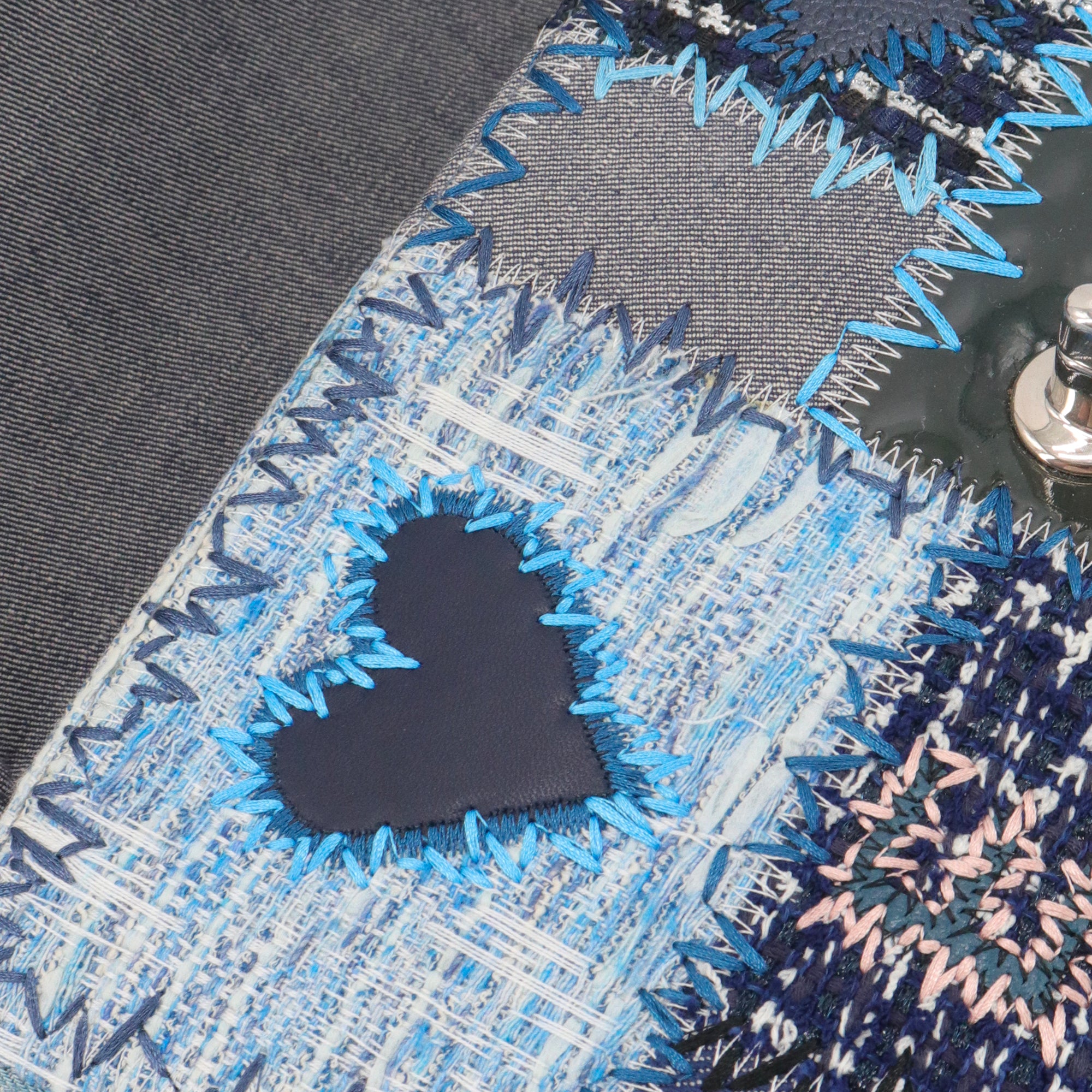 CHANEL - Sac à main Classique/Timeless Chanel simple flap Chanel en patchwork denim