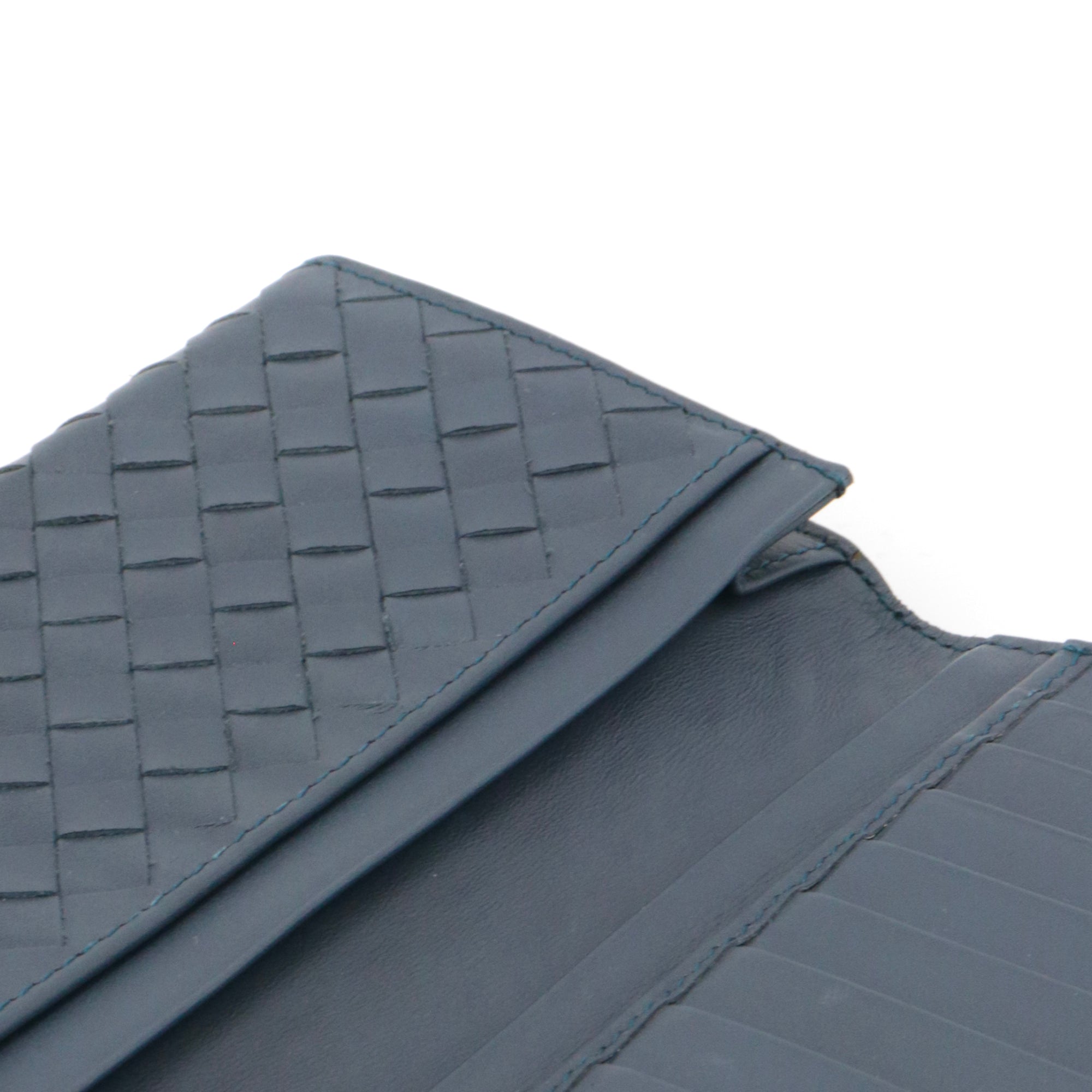 BOTTEGA VENETA - Portefeuille à rabat intrecciato Bottega Veneta en cuir bleu marine