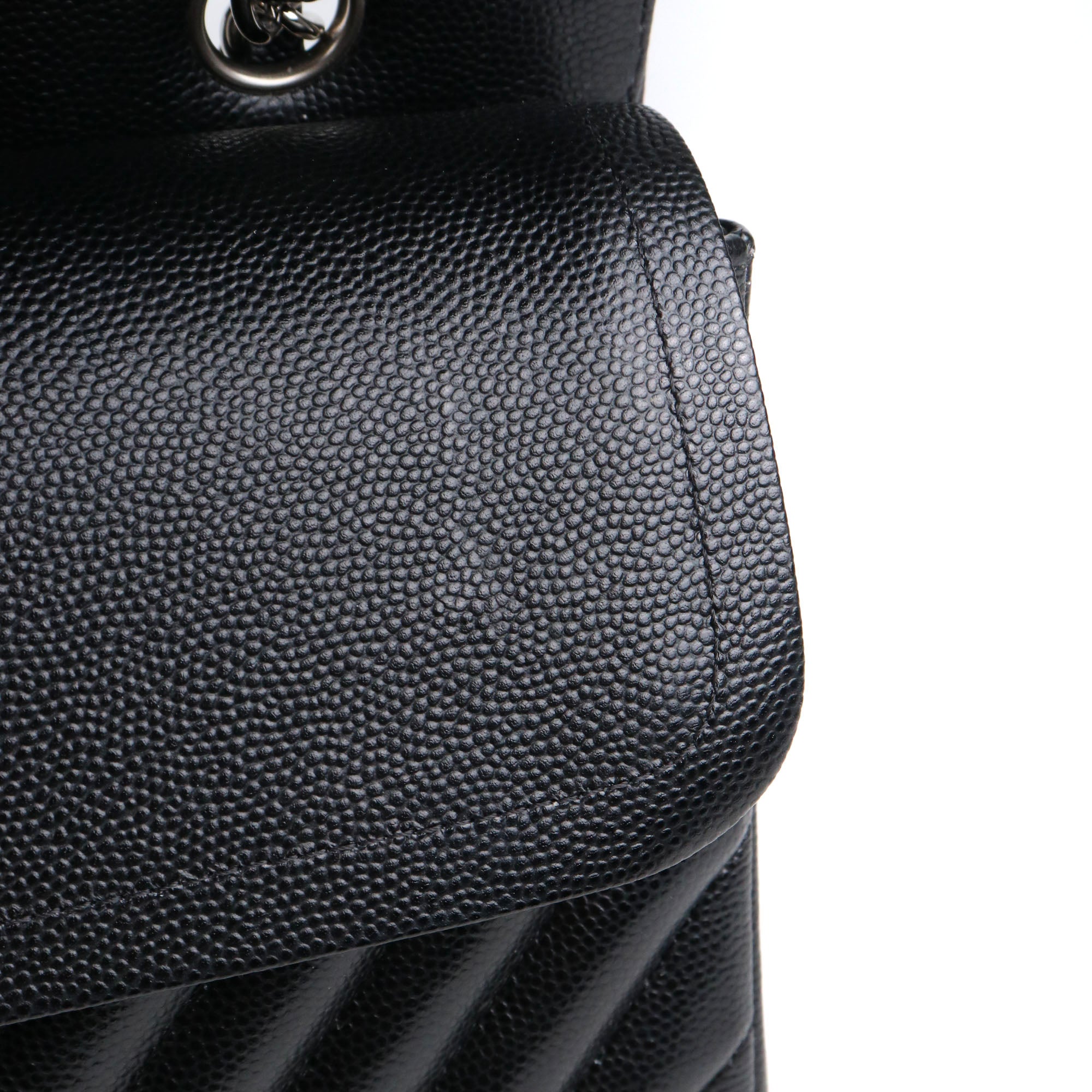 CHANEL - Sac à main Timeless/Classique Chanel medium double flap Chanel en cuir caviar chevron noir