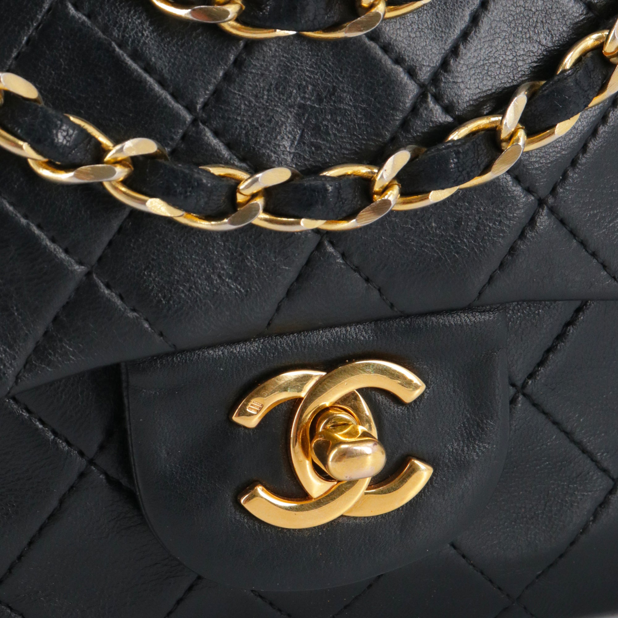 CHANEL - Sac à main Classique/Timeless double flap Chanel en cuir lisse noir vintage