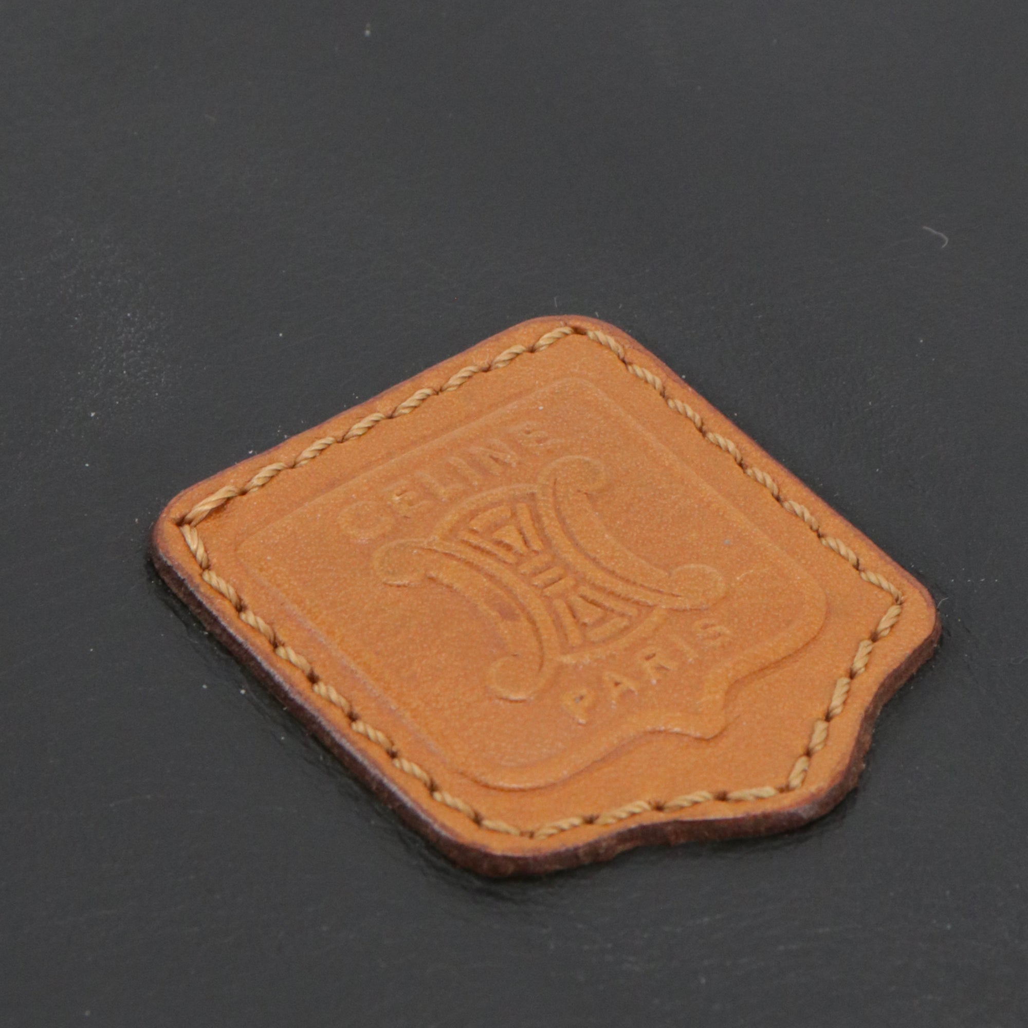 CELINE - Pochette Triomphe Celine en cuir noir vintage