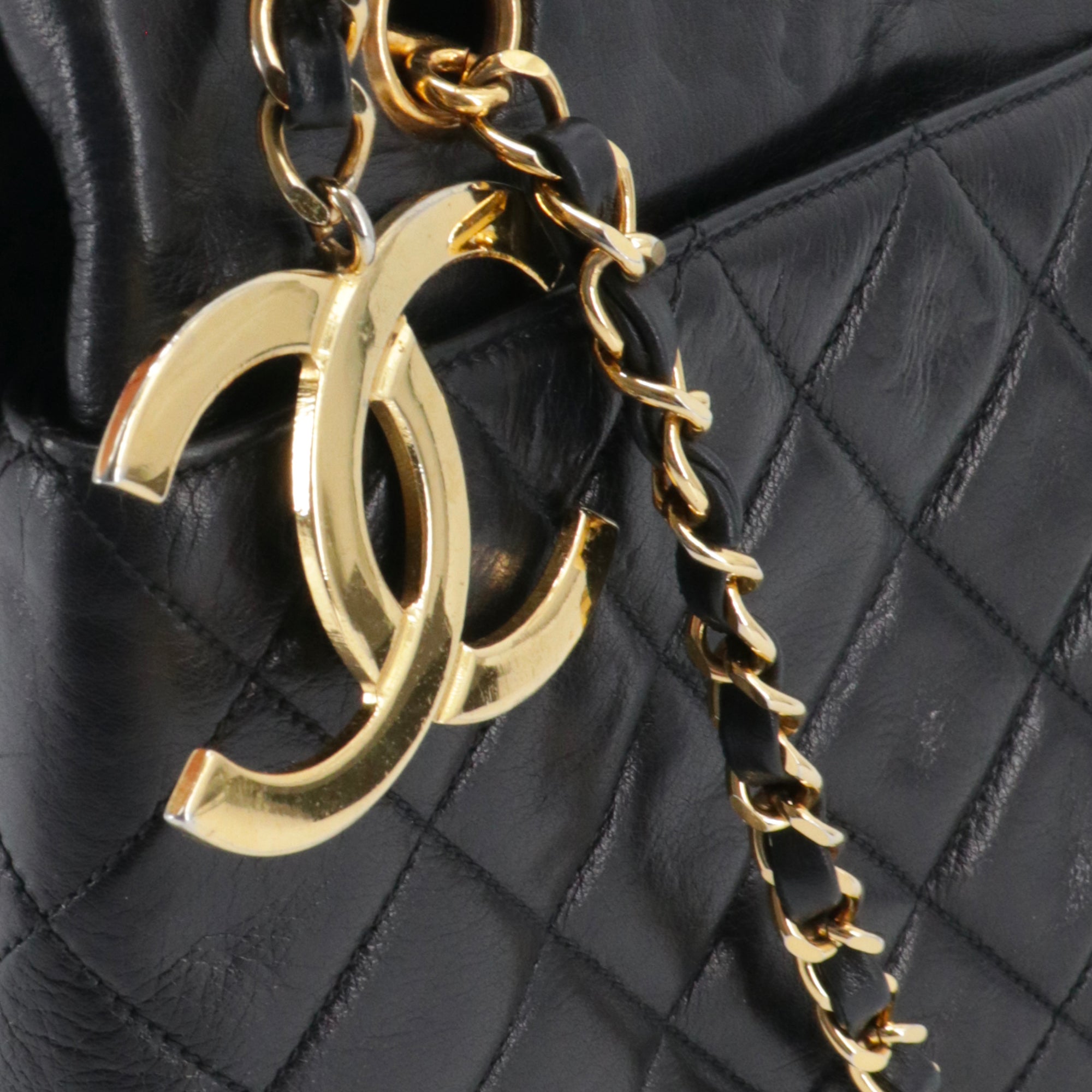 CHANEL - Sac à épaule Camera Chanel en cuir matelassé noir