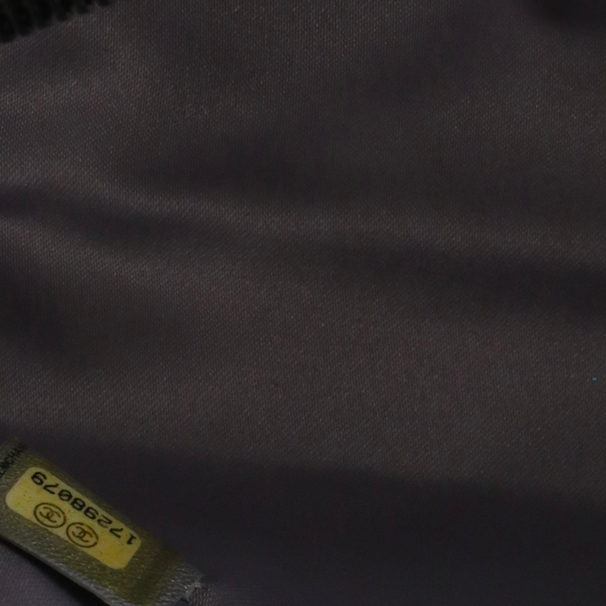 CHANEL - Pochette Camélia Chanel en cuir noir