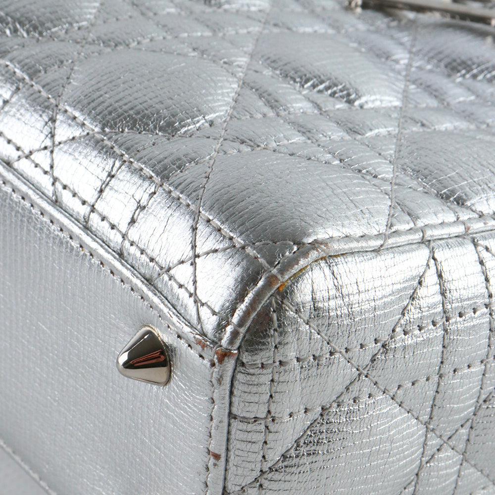 DIOR - Sac à bandoulière Lady Dior small en cuir argenté