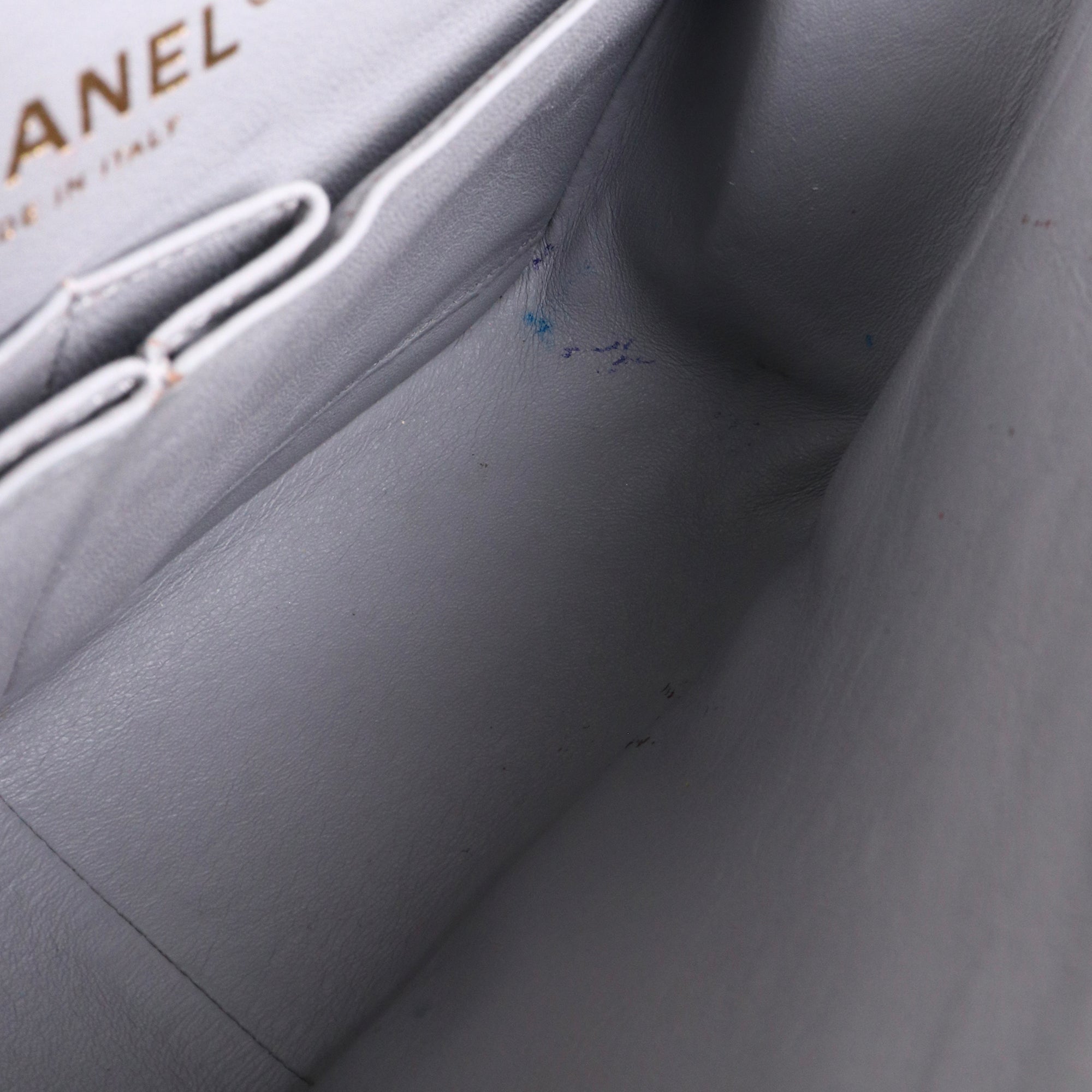 CHANEL - Sac à bandoulière 2.55 Chanel medium en cuir froissé gris