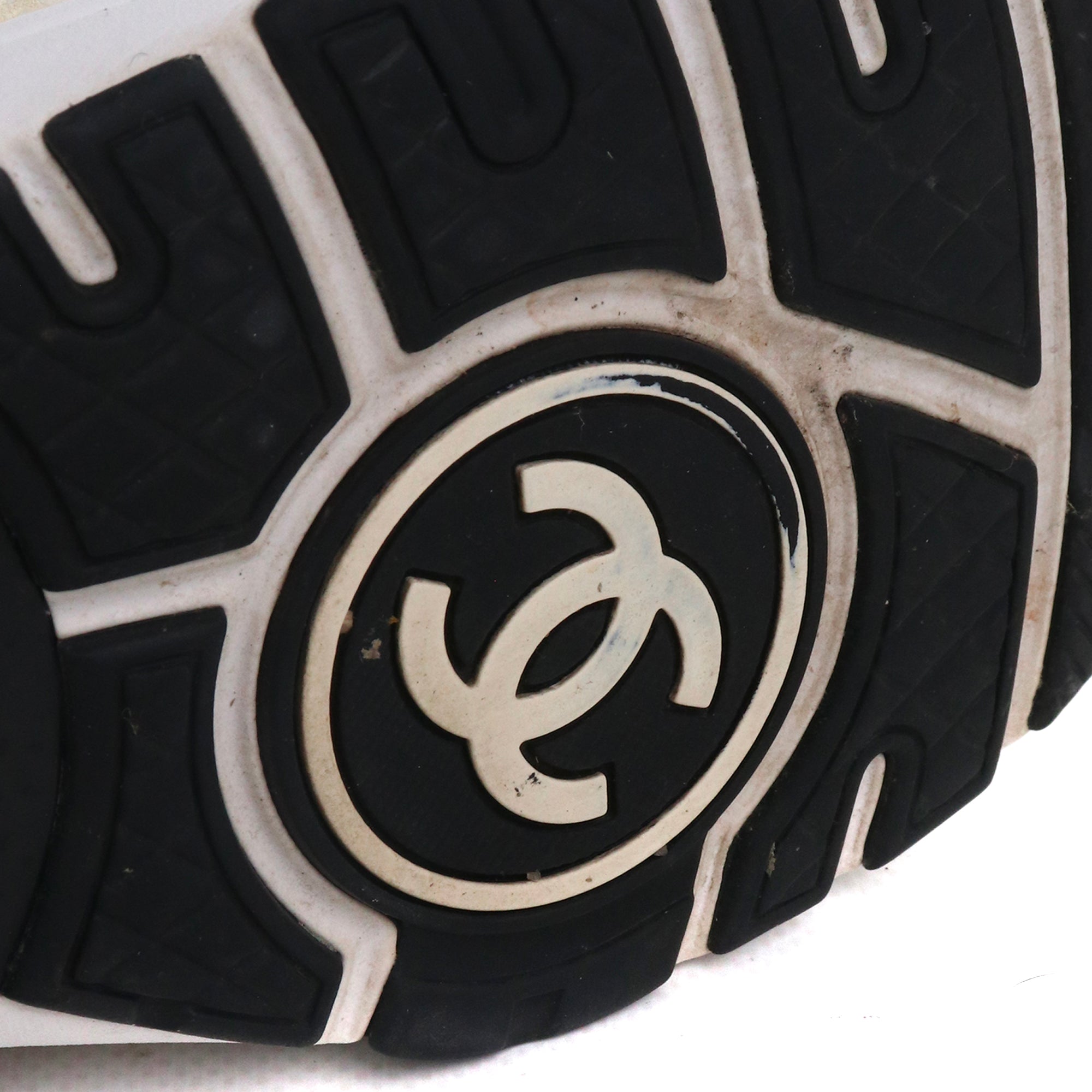 CHANEL - Sneakers CC Chanel en daim beige (T38)