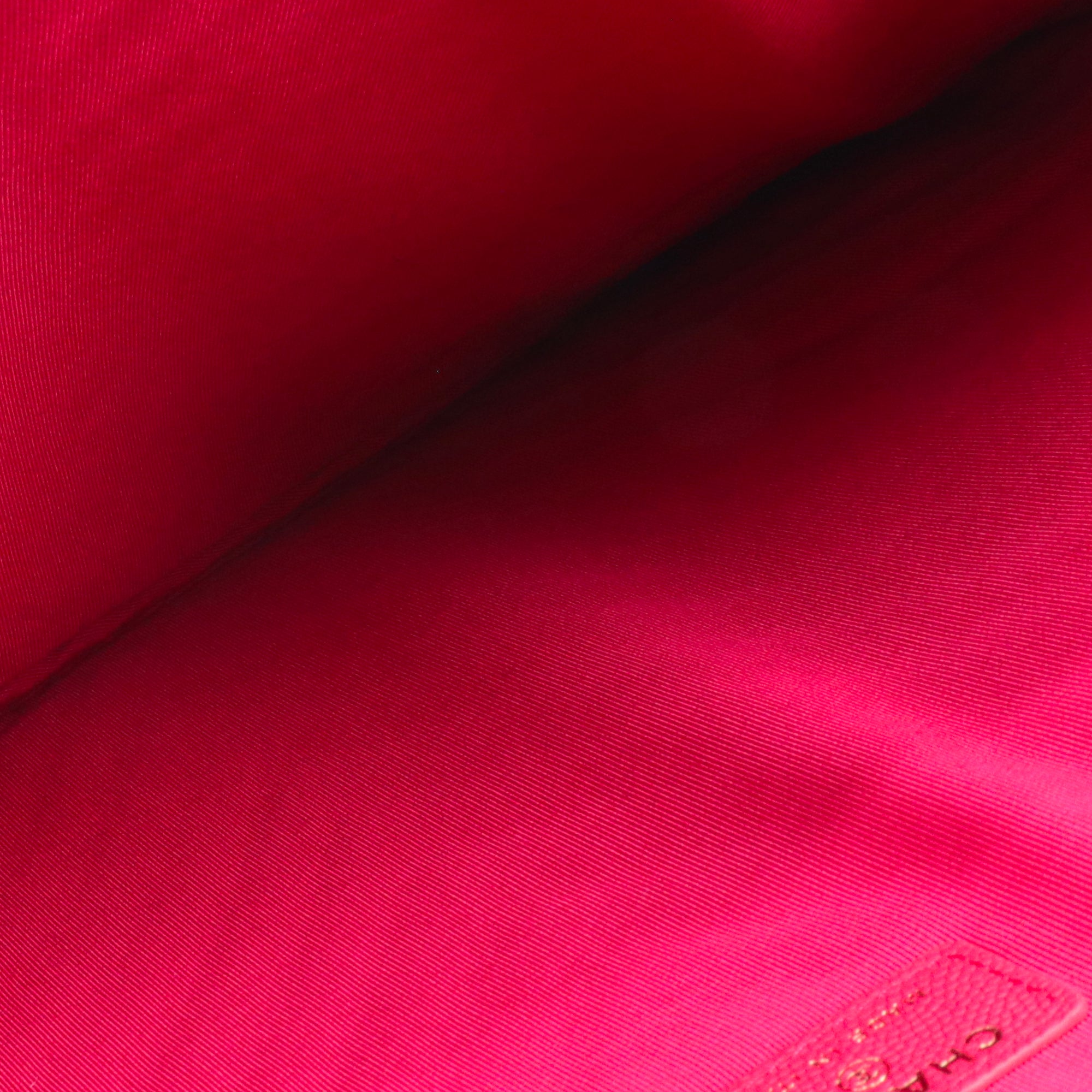 CHANEL - Pochette Chanel en cuir caviar chevron rouge