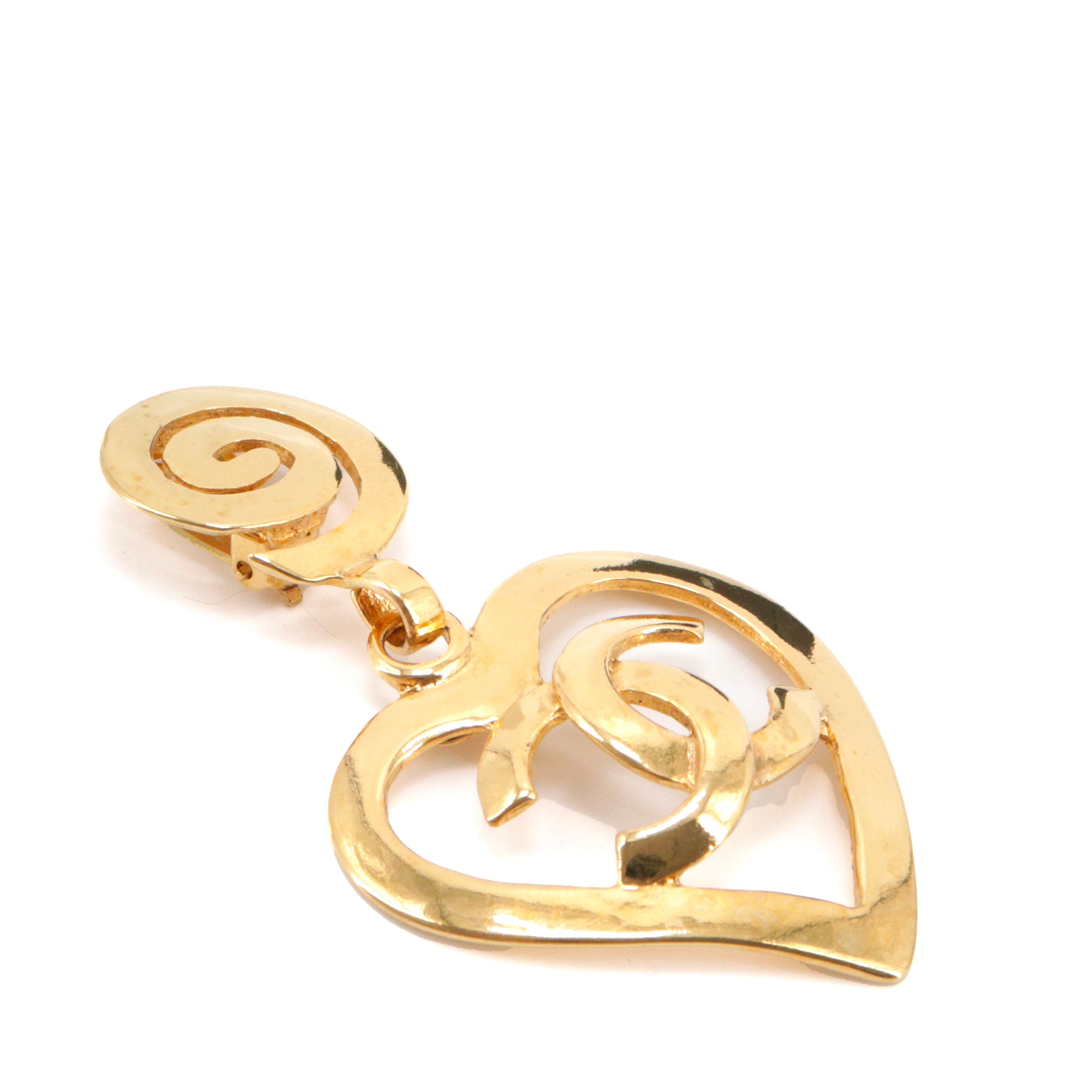 CHANEL - Boucles d'oreilles Coeur CC Chanel vintage en métal doré