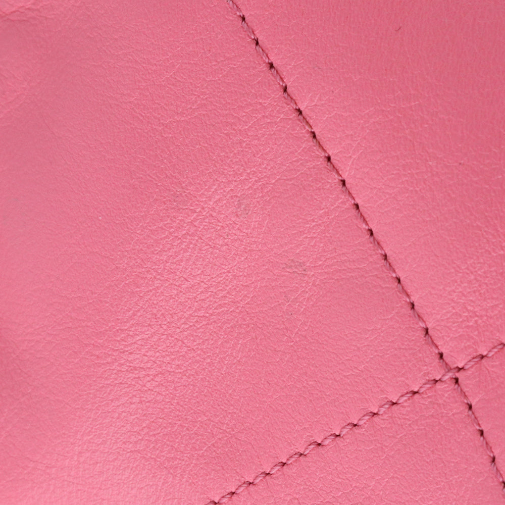 CHANEL - Sac cabas Chanel 22 en cuir matelassé rose et pochette