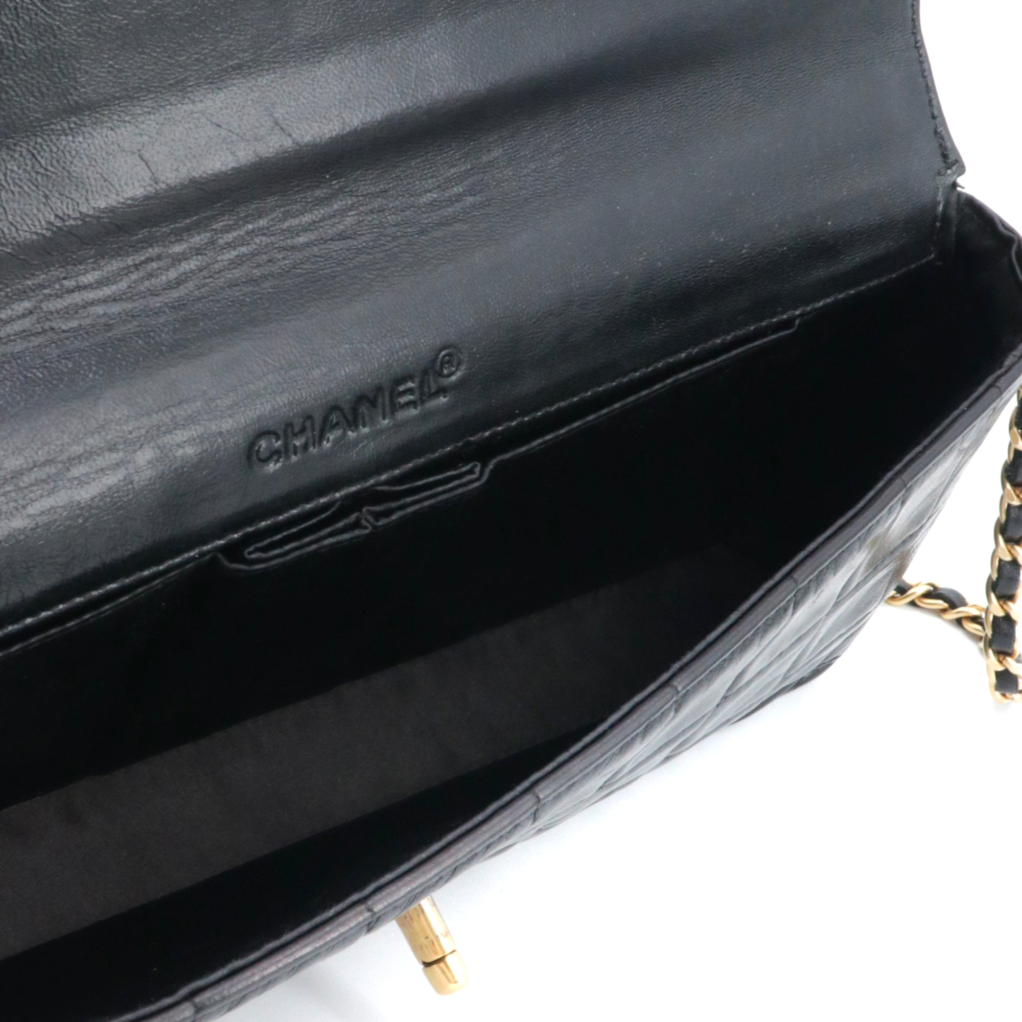 CHANEL - Sac à épaule East West Chocolate Bar Chanel en cuir matelassé noir