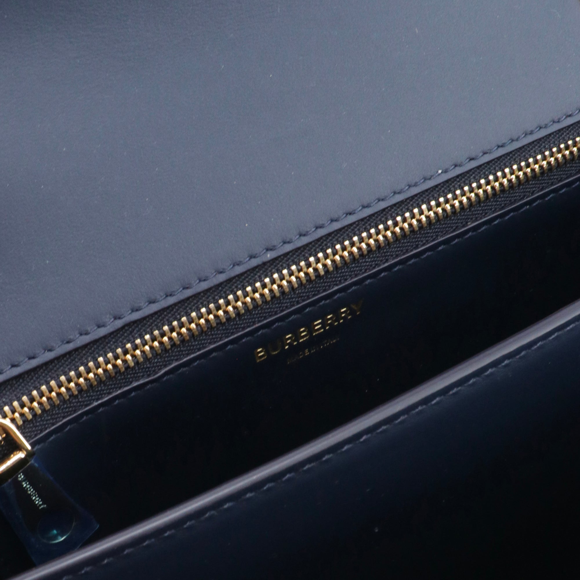 BURBERRY - Sac à bandoulière TB Burberry en velours monogrammé et cuir bleu marine