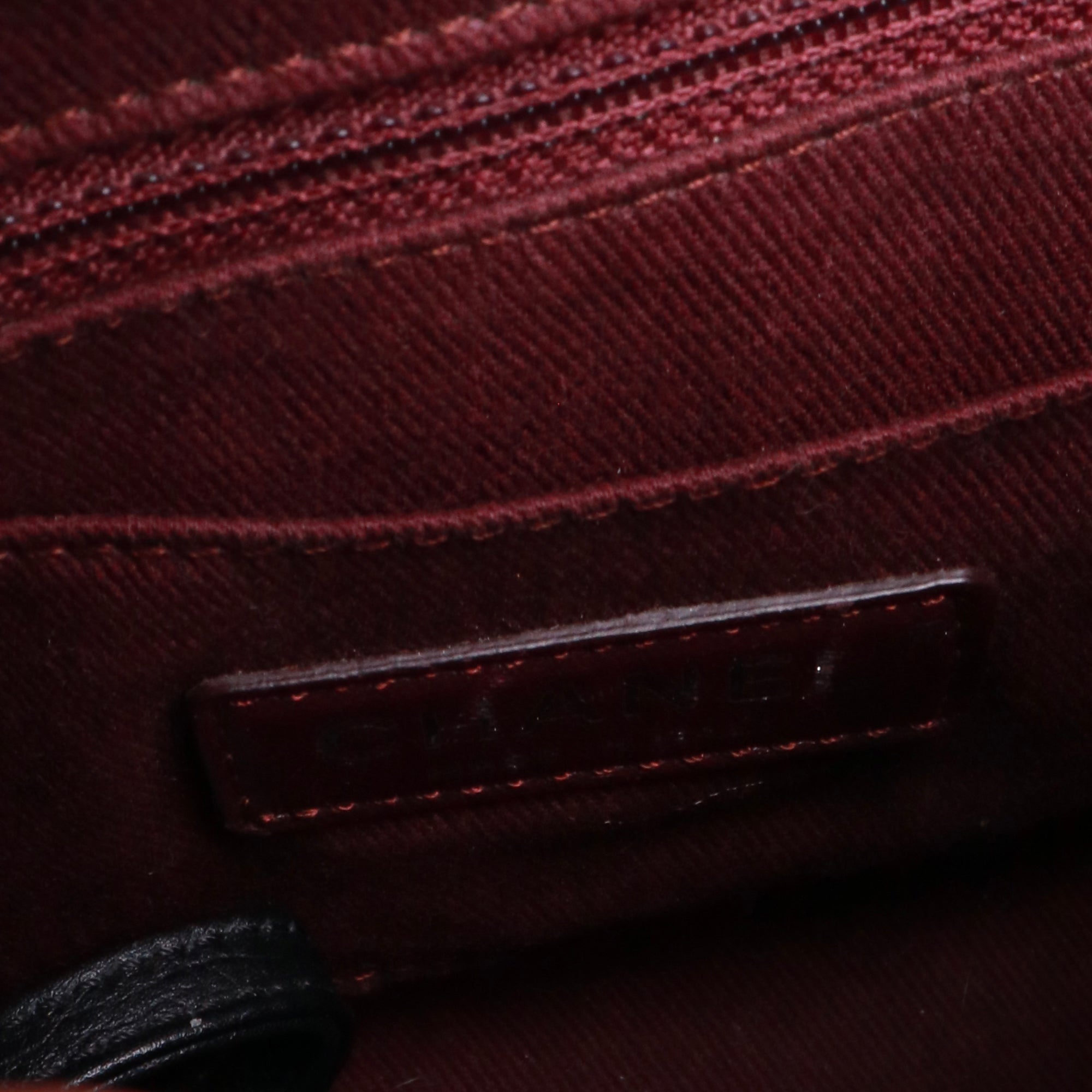 CHANEL - Sac à bandoulière Néo Executive Chanel en cuir grainé noir