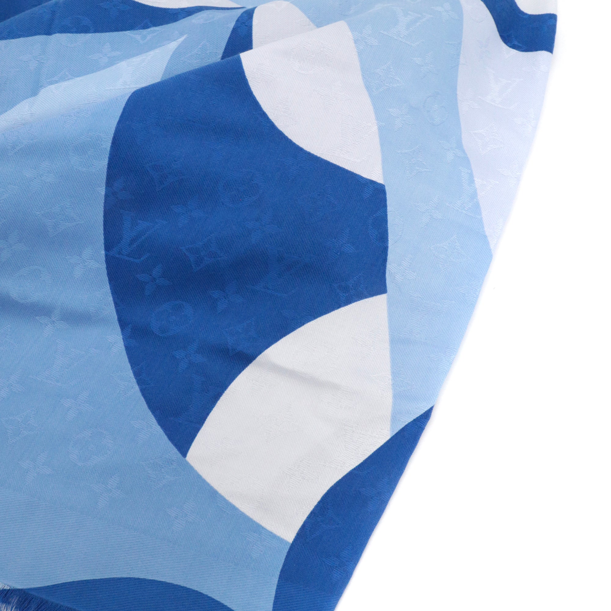 LOUIS VUITTON - Châle Monogram Classic Louis Vuitton en soie bleu
