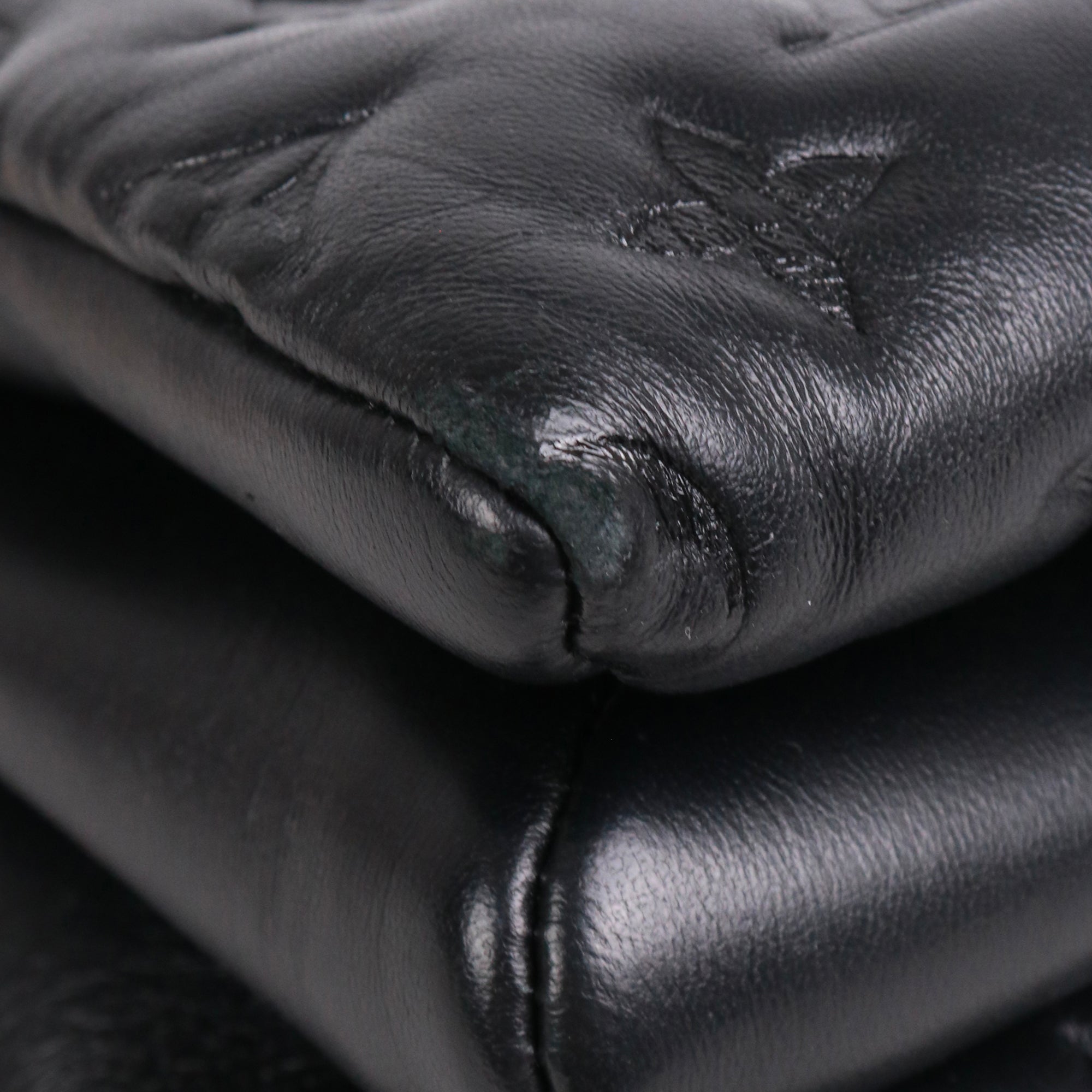 LOUIS VUITTON - Sac à bandoulière Coussin PM en cuir matelassé noir