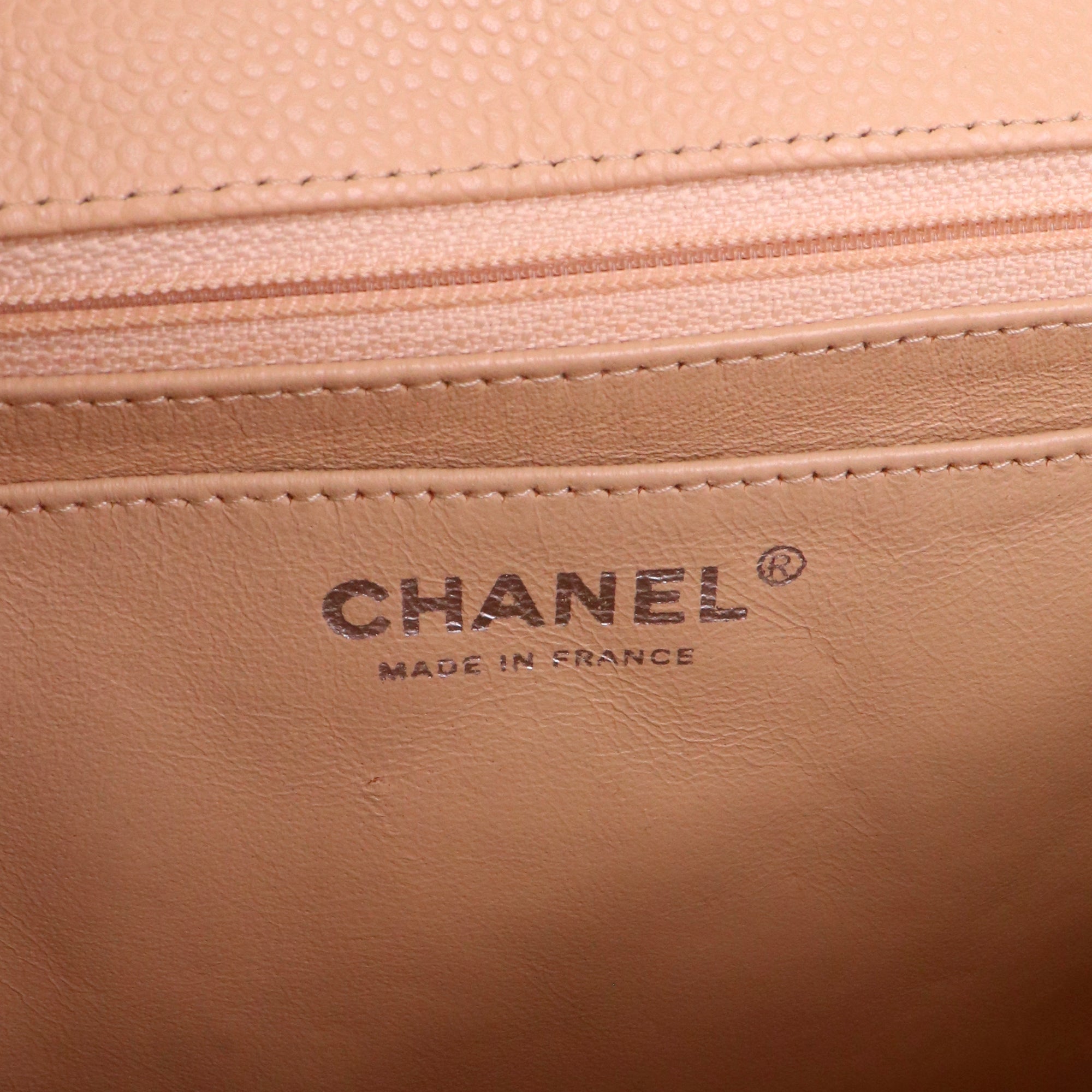 CHANEL - Sac à bandoulière Classique/Timeless Jumbo Chanel en cuir caviar beige