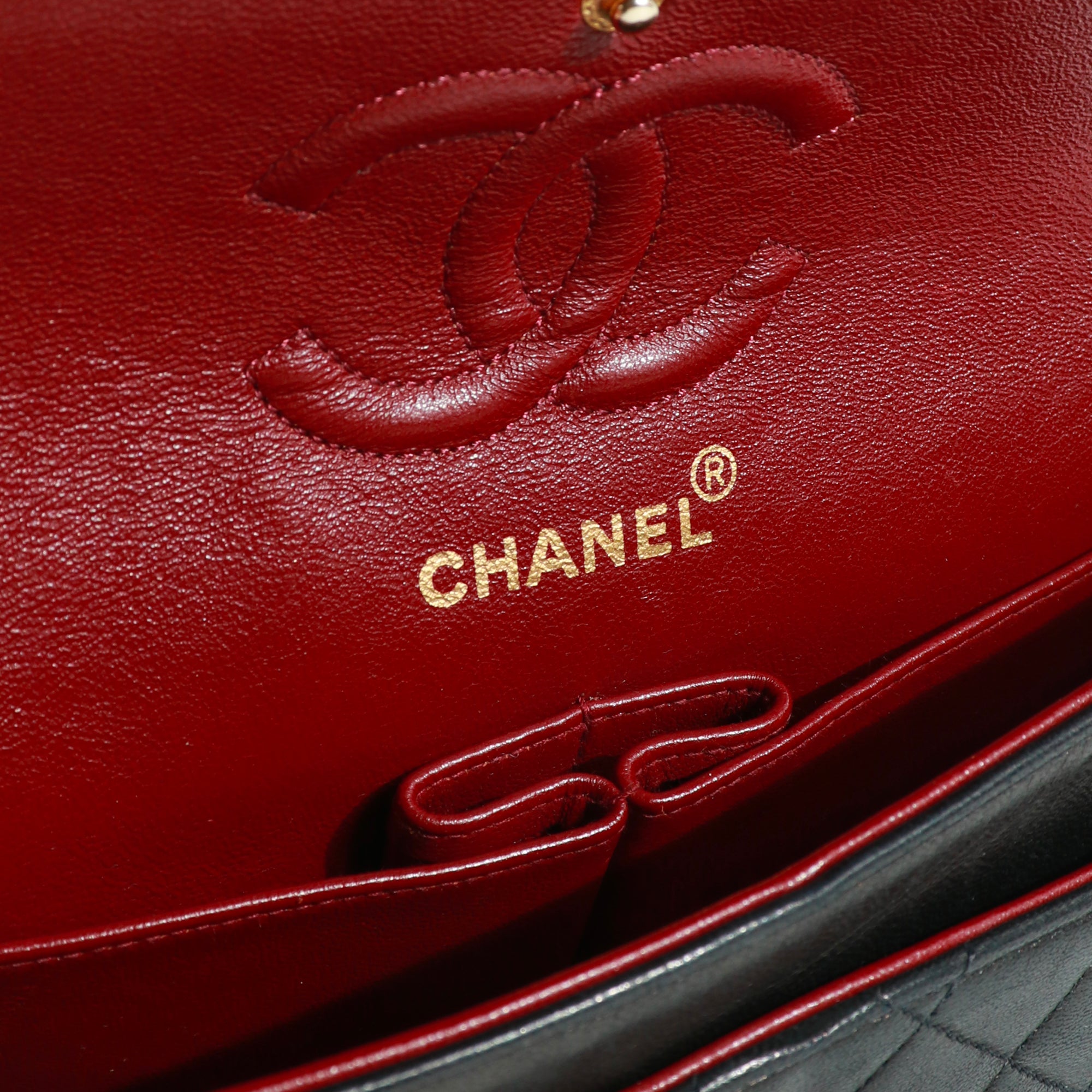 CHANEL - Sac à main Timeless 23 double flap en cuir matelassé noir vintage