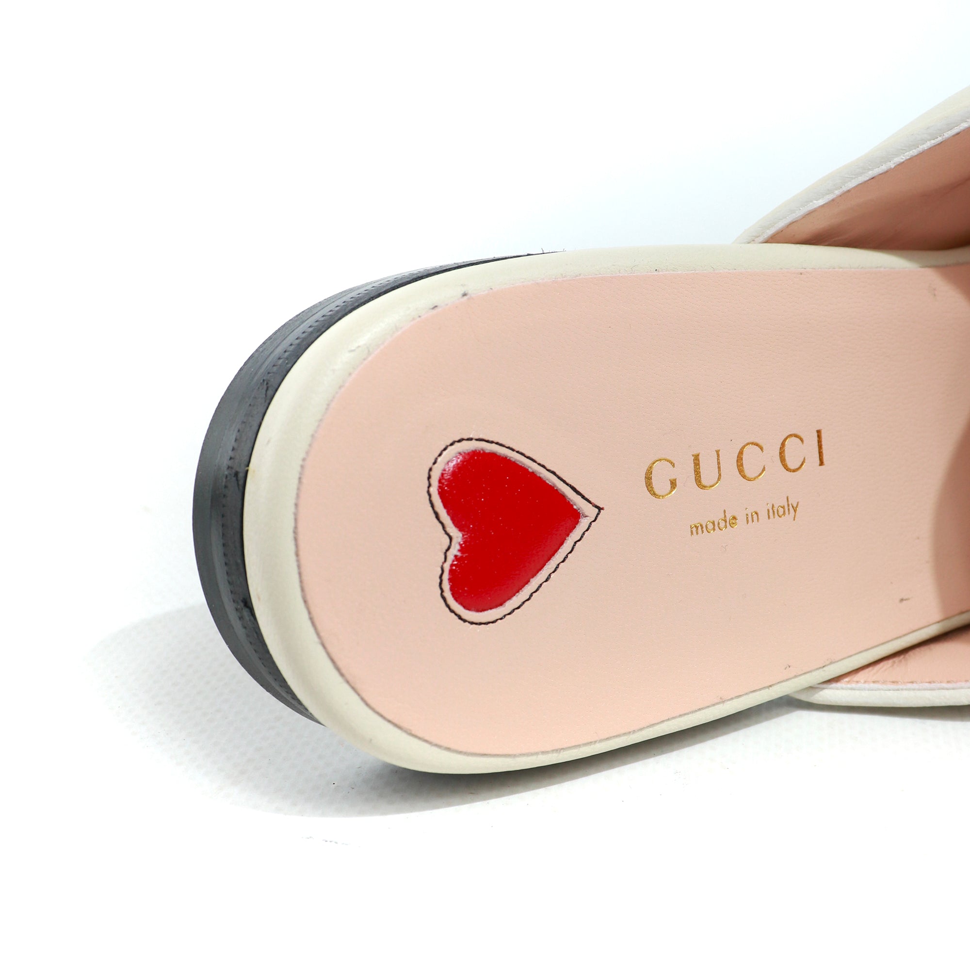 GUCCI - Mules Princetown en cuir blanc embossé GG (T40)
