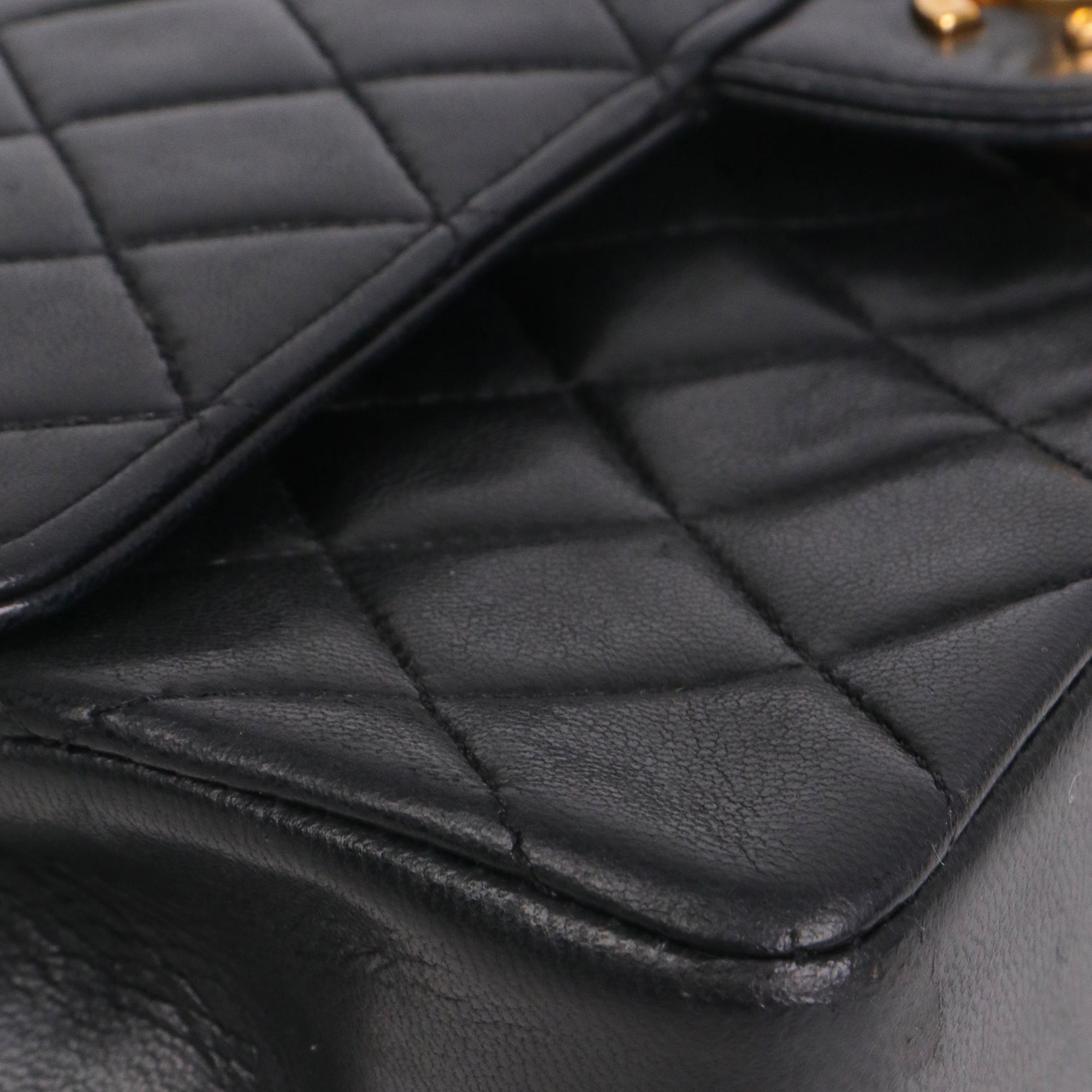 CHANEL - Sac à main Timeless/Classique medium Chanel double flap en cuir matelassé noir vintage