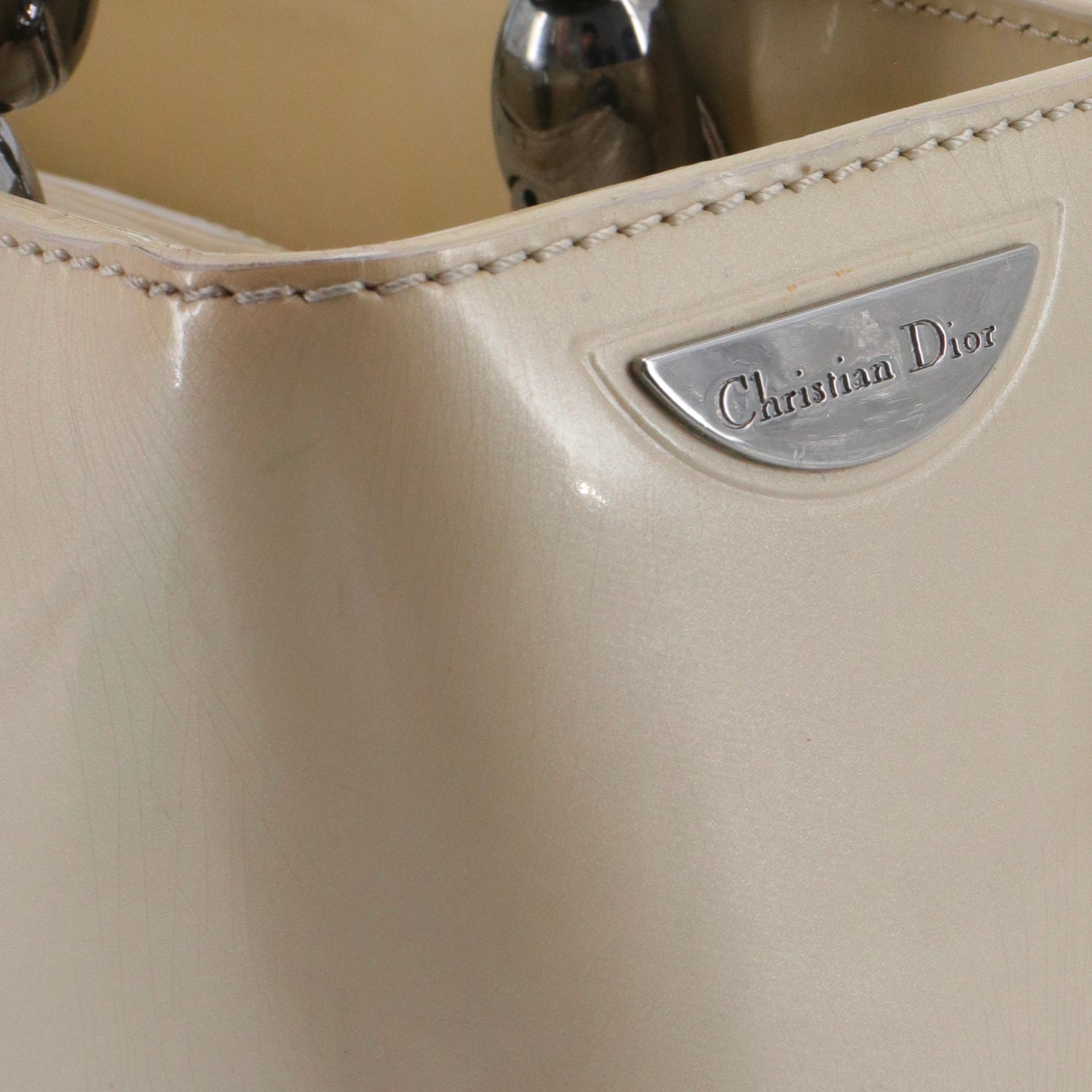 DIOR - Sac à bandoulière Lady Perla Dior en cuir verni beige