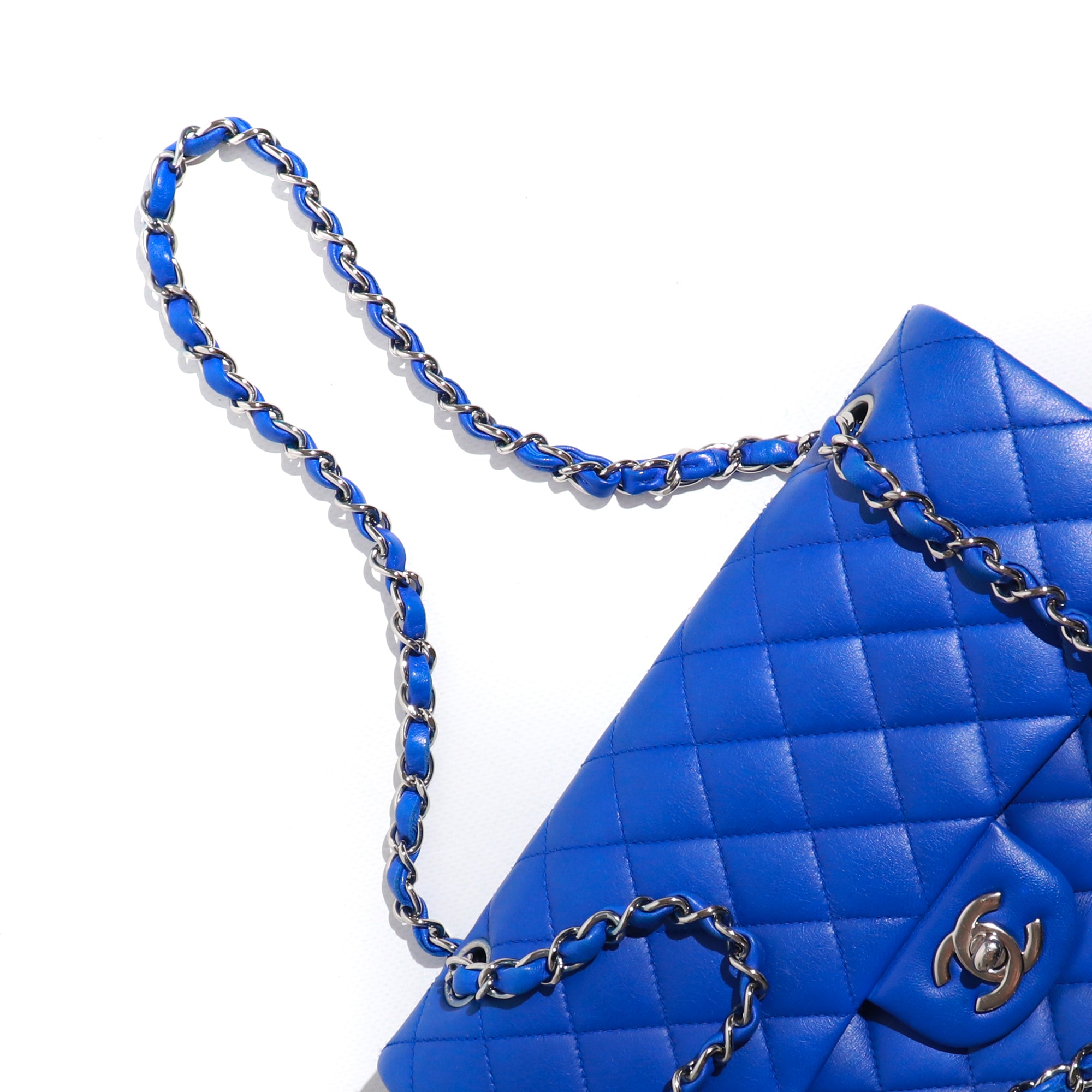 CHANEL - Sac à main Timeless 25 double flap en cuir matelassé bleu électrique