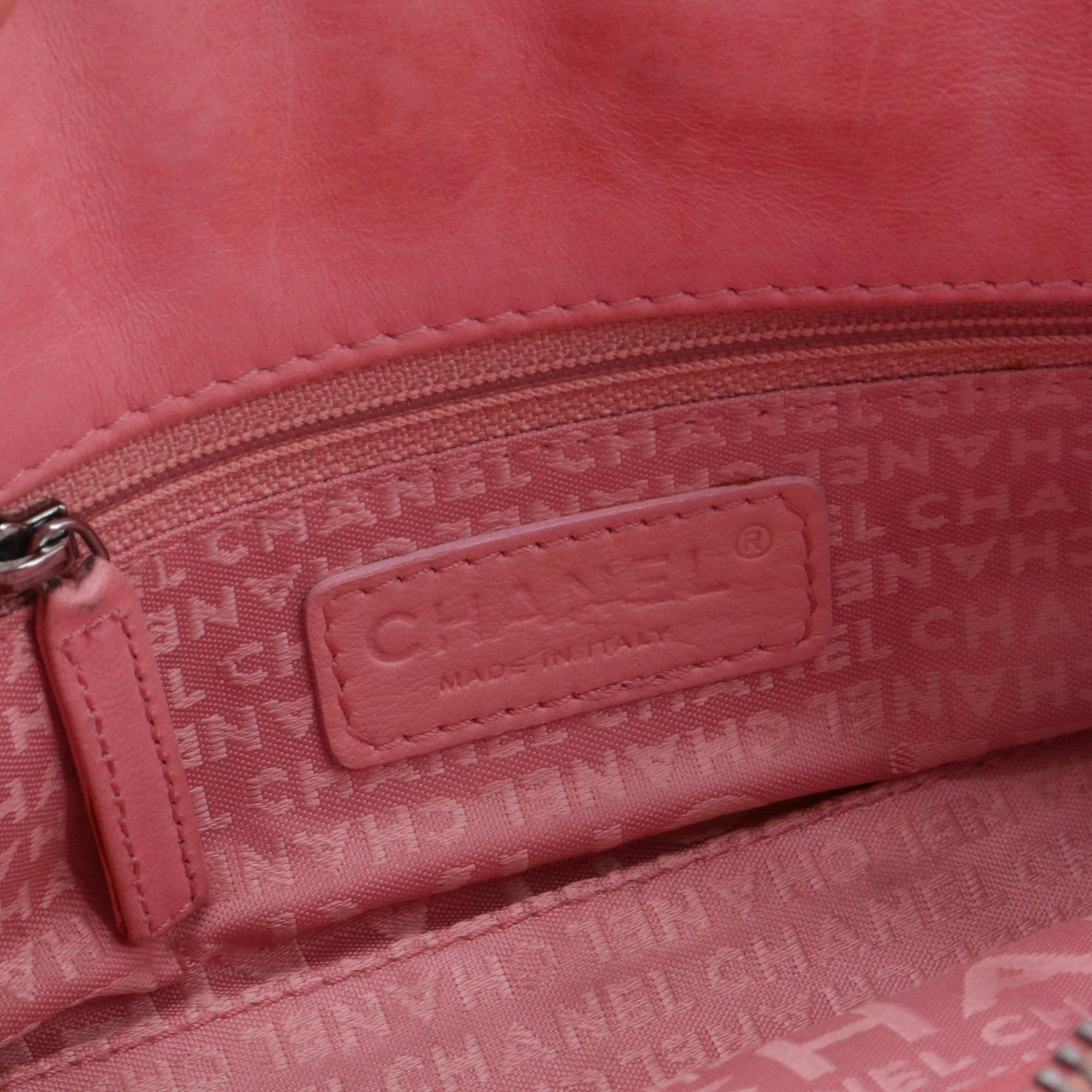 CHANEL - Sac à épaule Chocolate Bar Multiple Chain Chanel en cuir rose pâle vintage