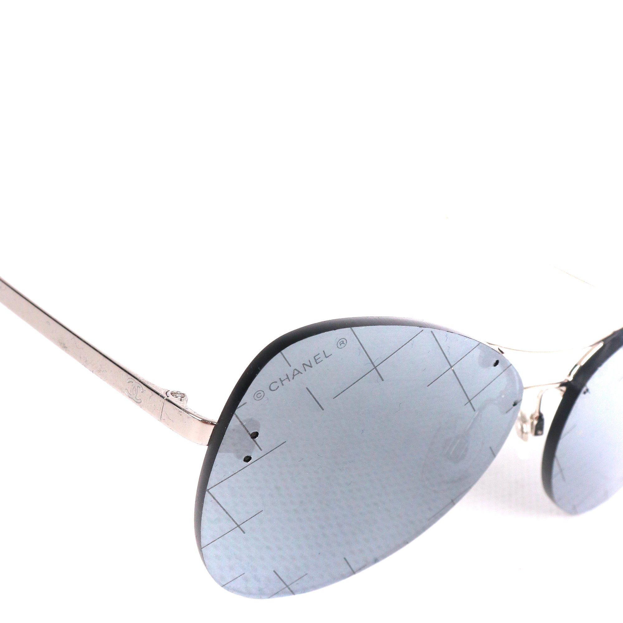 CHANEL - Lunettes de soleil Aviateur Chanel en métal argenté