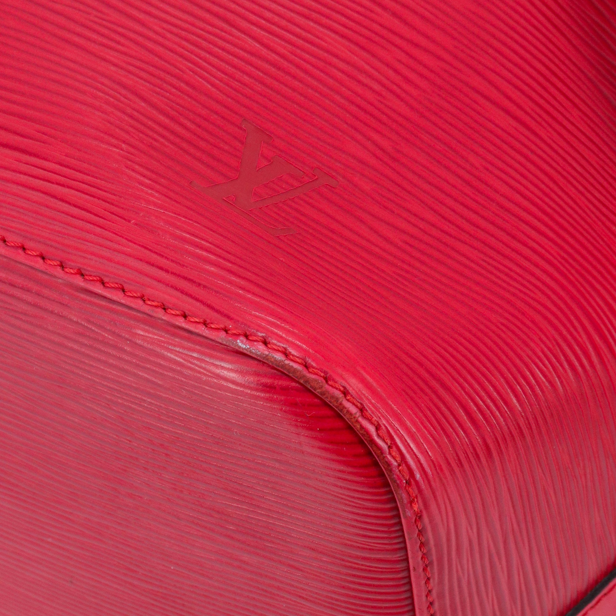 LOUIS VUITTON - Sac à main Noé PM Louis Vuitton en cuir épi rouge