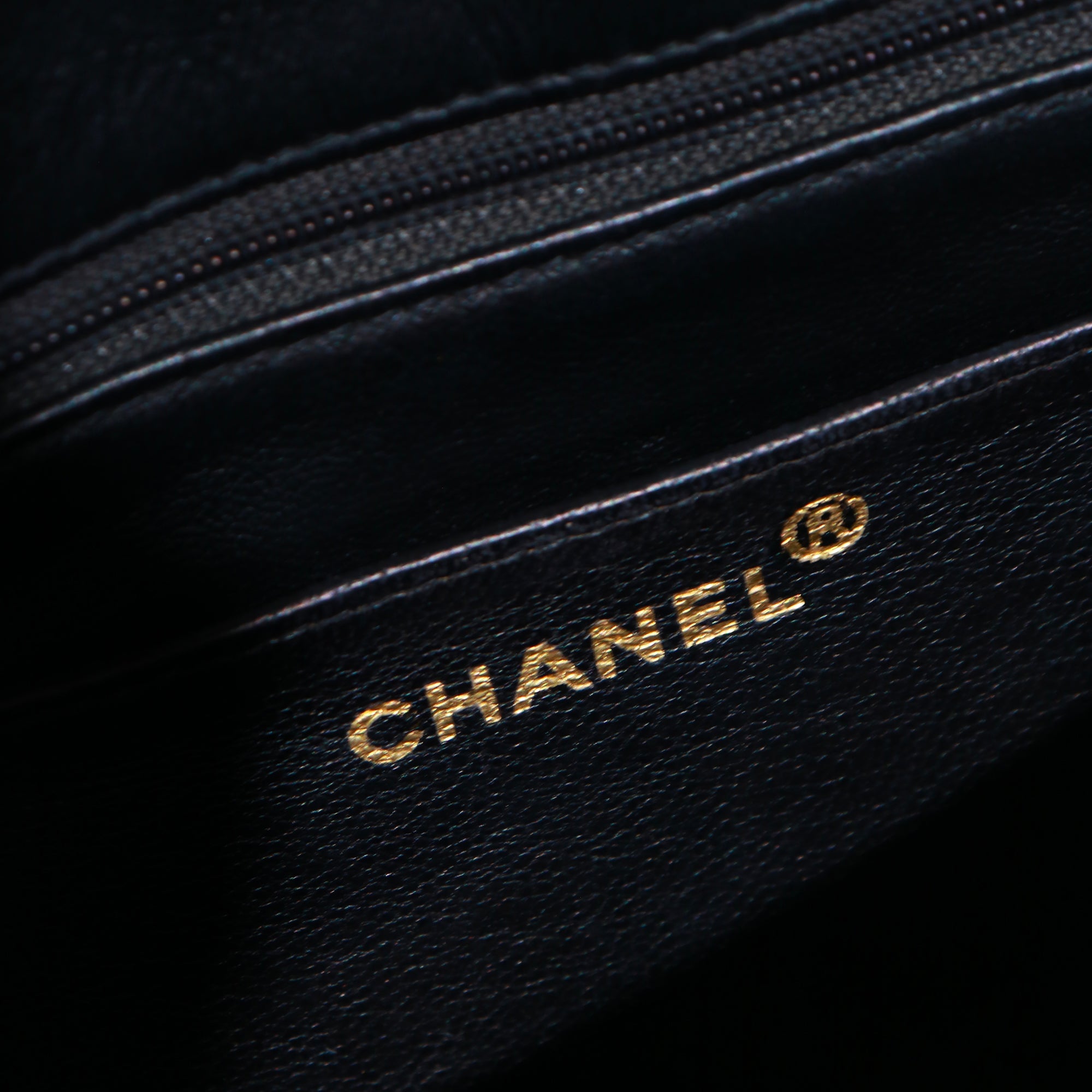 CHANEL - Sac à main Timeless 25 cuir chevrons noir édition limitée
