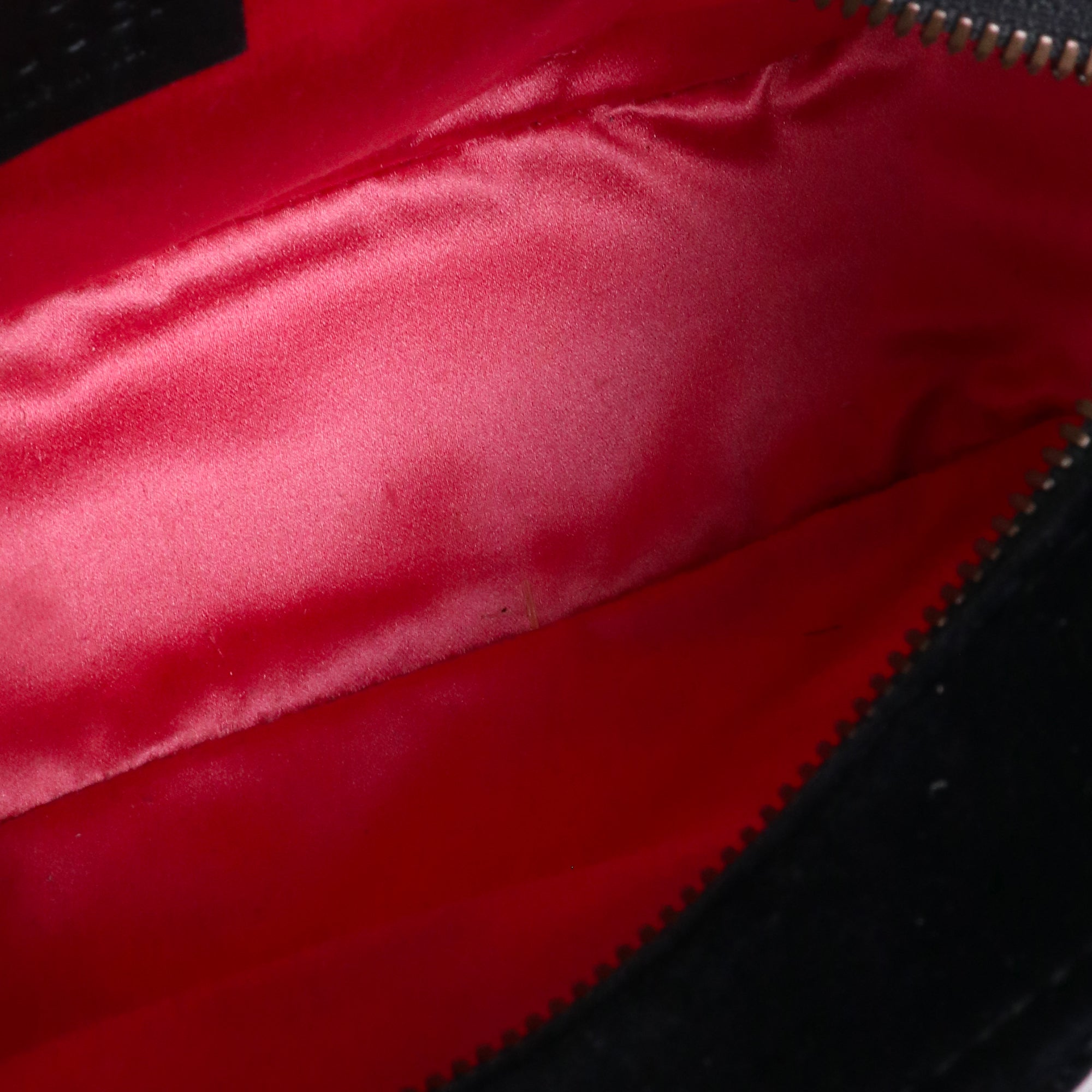 GUCCI - Marmont small size camera shoulder bag quilted in red velvet