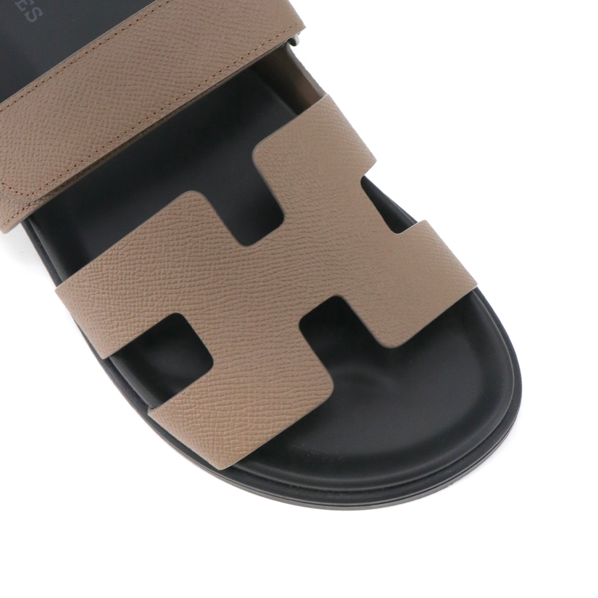 HERMÈS - Sandales Chypre Hermès en cuir epsom étoupe (T39)