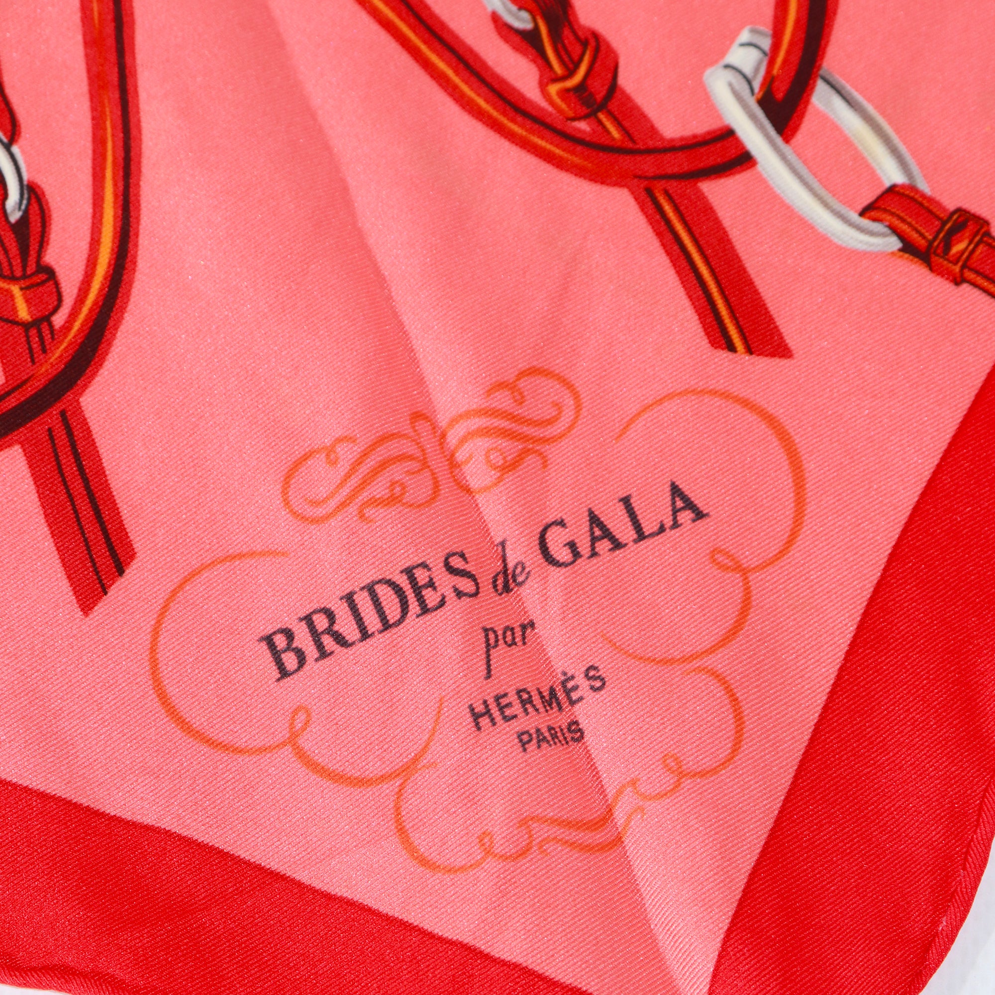 HERMÈS - Triangle en soie Brides de Gala