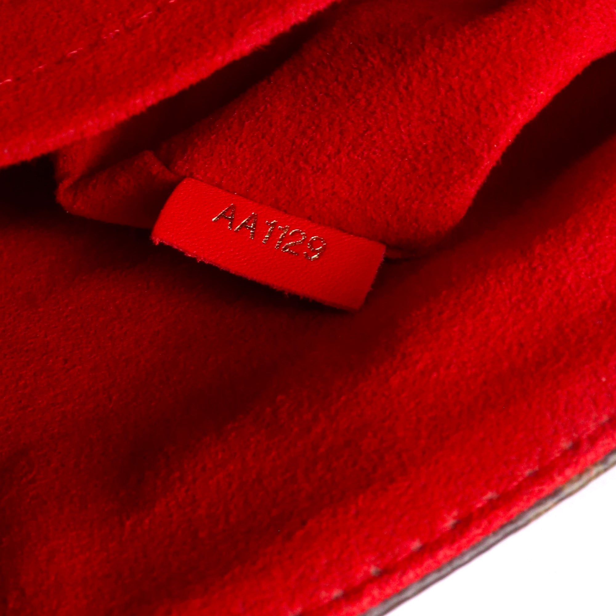 LOUIS VUITTON - Sac à bandoulière Locky BB Louis Vuitton en toile monogrammée et cuir rouge