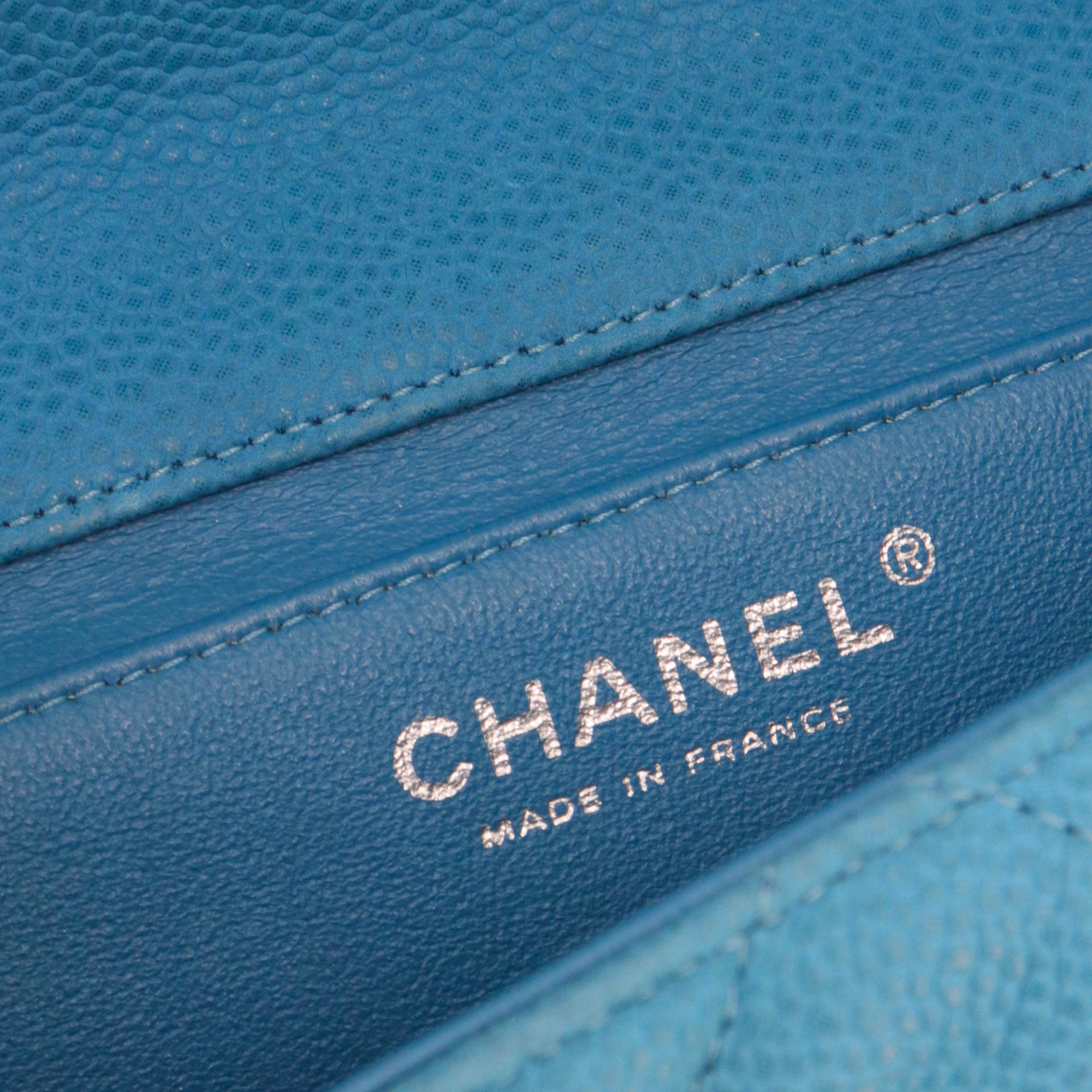 CHANEL - Sac à épaule Enveloppe Chanel en cuir caviar bleu