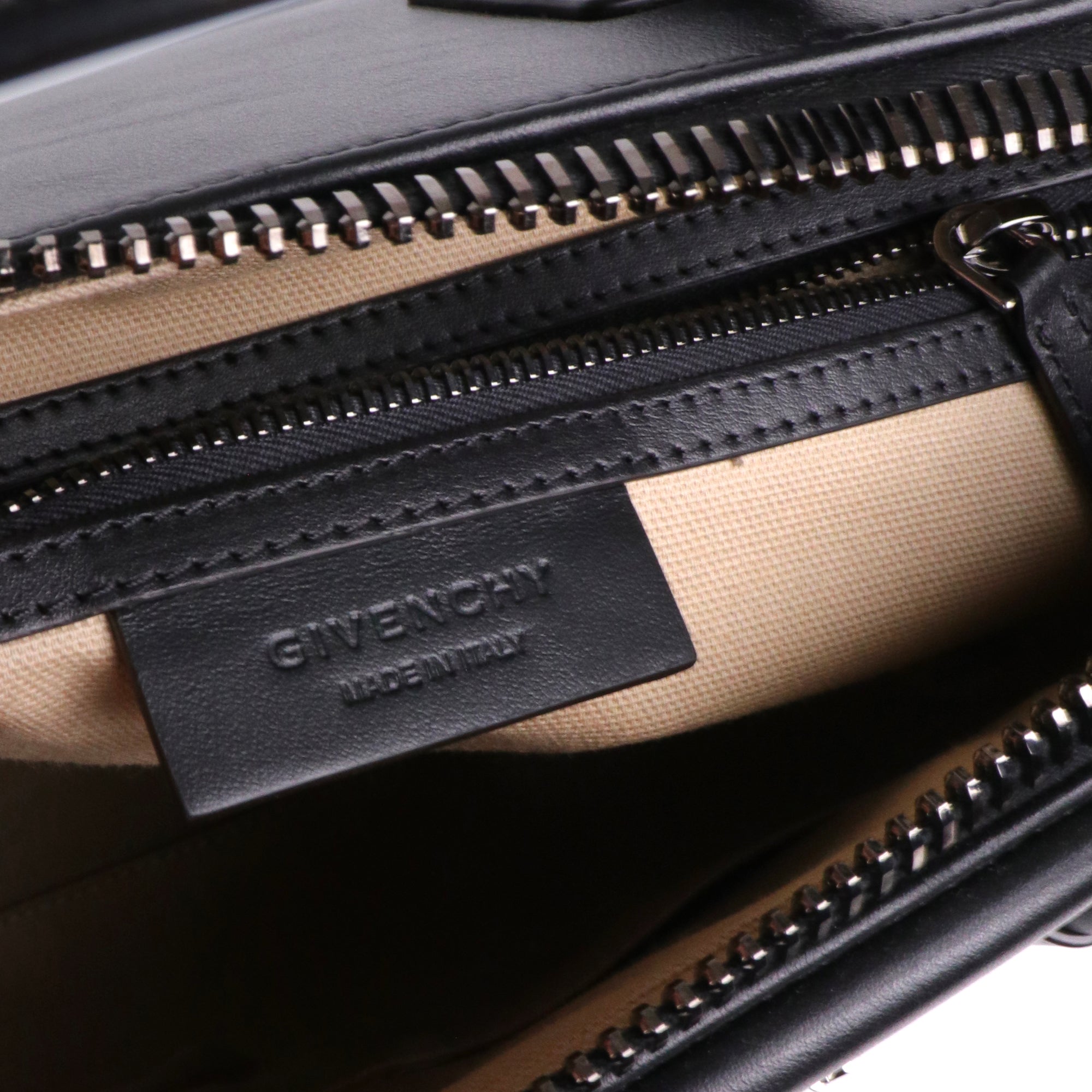 GIVENCHY - Sac à main Antigona Givenchy en cuir lisse noir