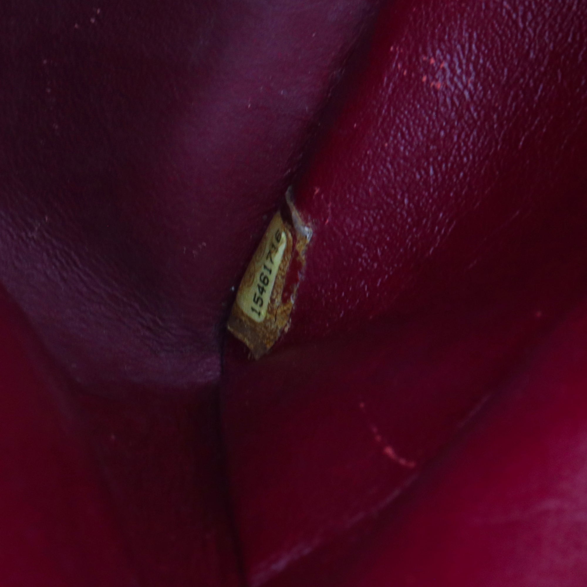 CHANEL - Sac à bandoulière Classique/Timeless Jumbo Chanel en cuir verni bordeaux